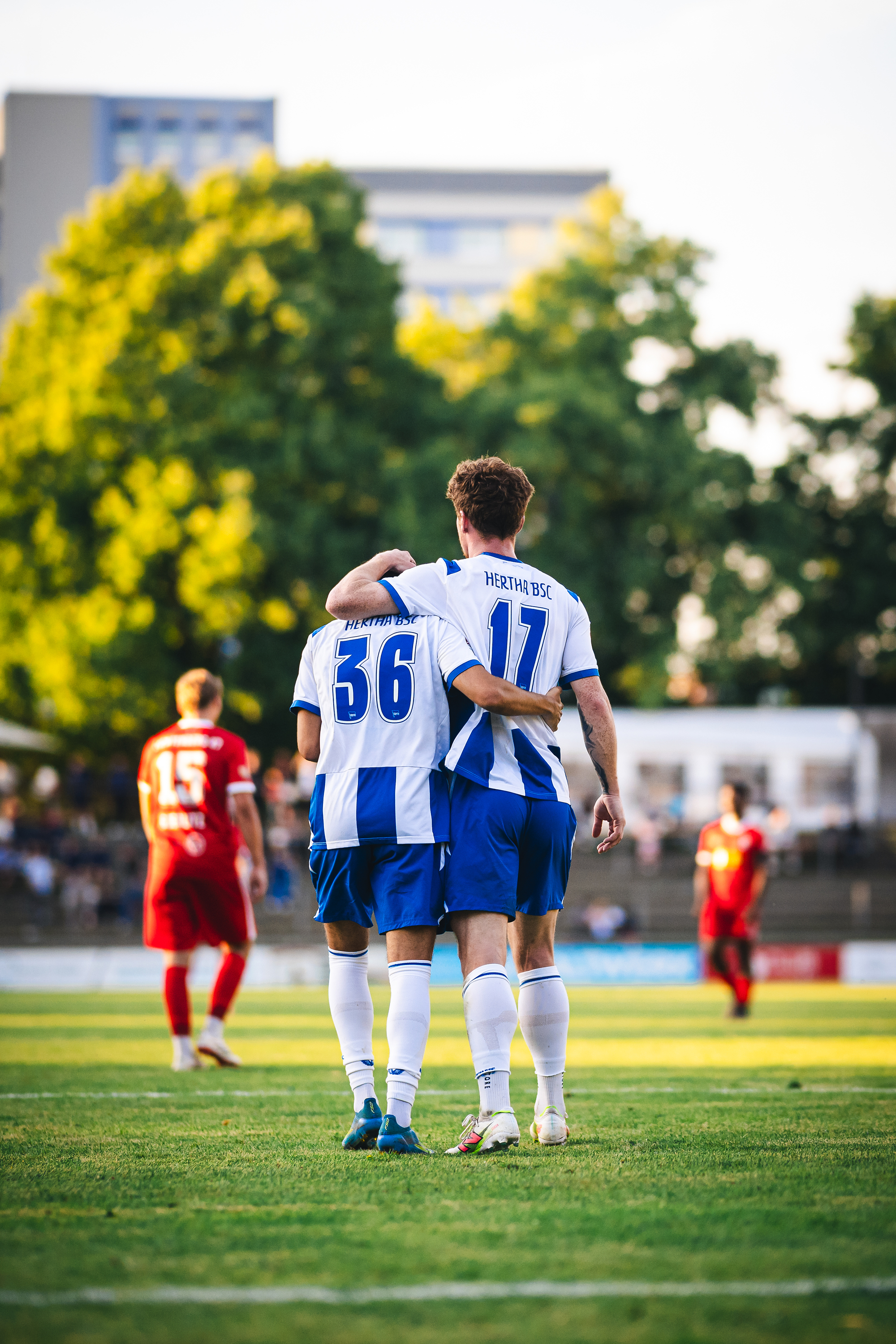 Kian Todorović und Sebastian Grønning bejubeln einen Treffer.