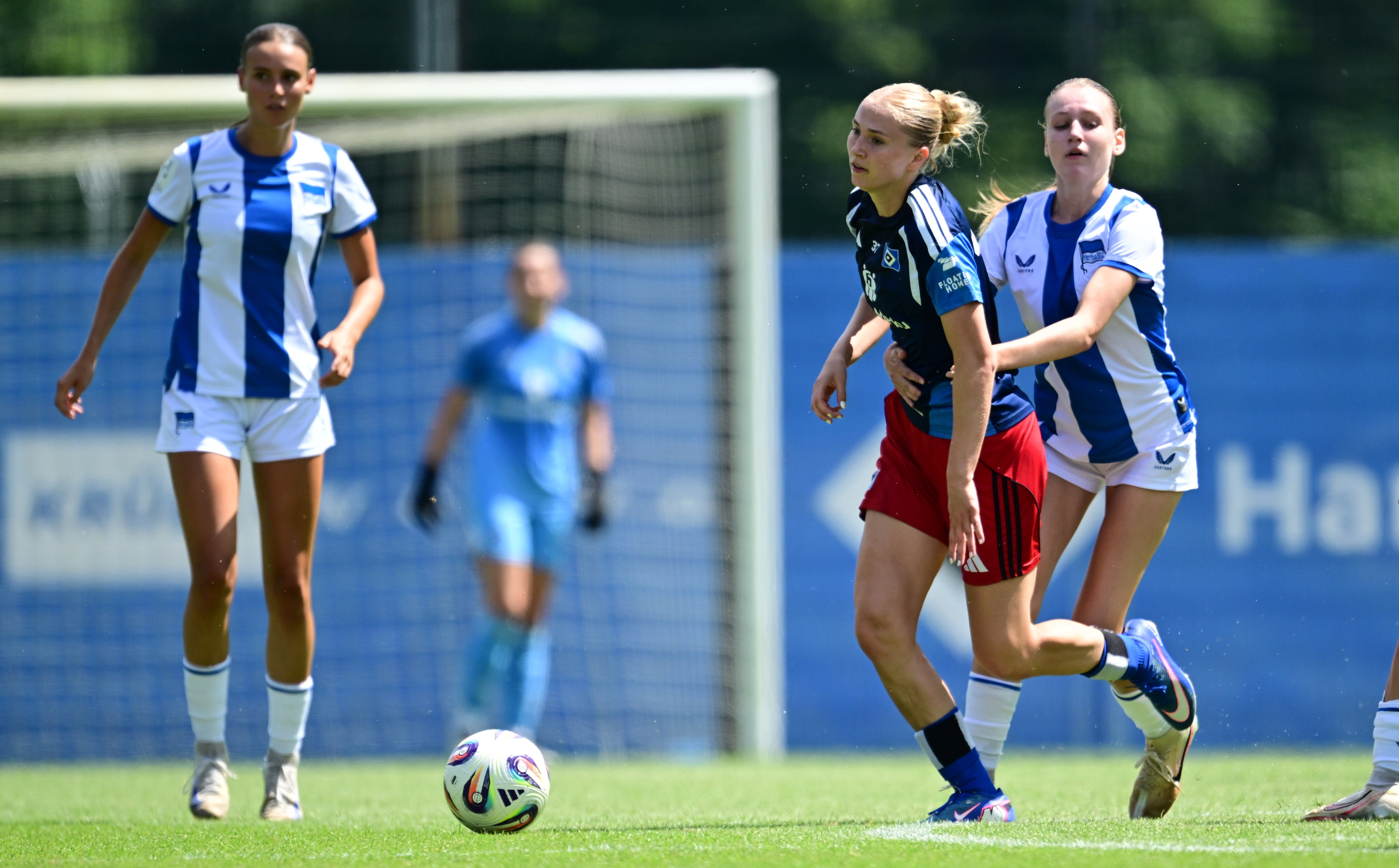 Amelie Blättner hält ihre Gegenspielerin fest.