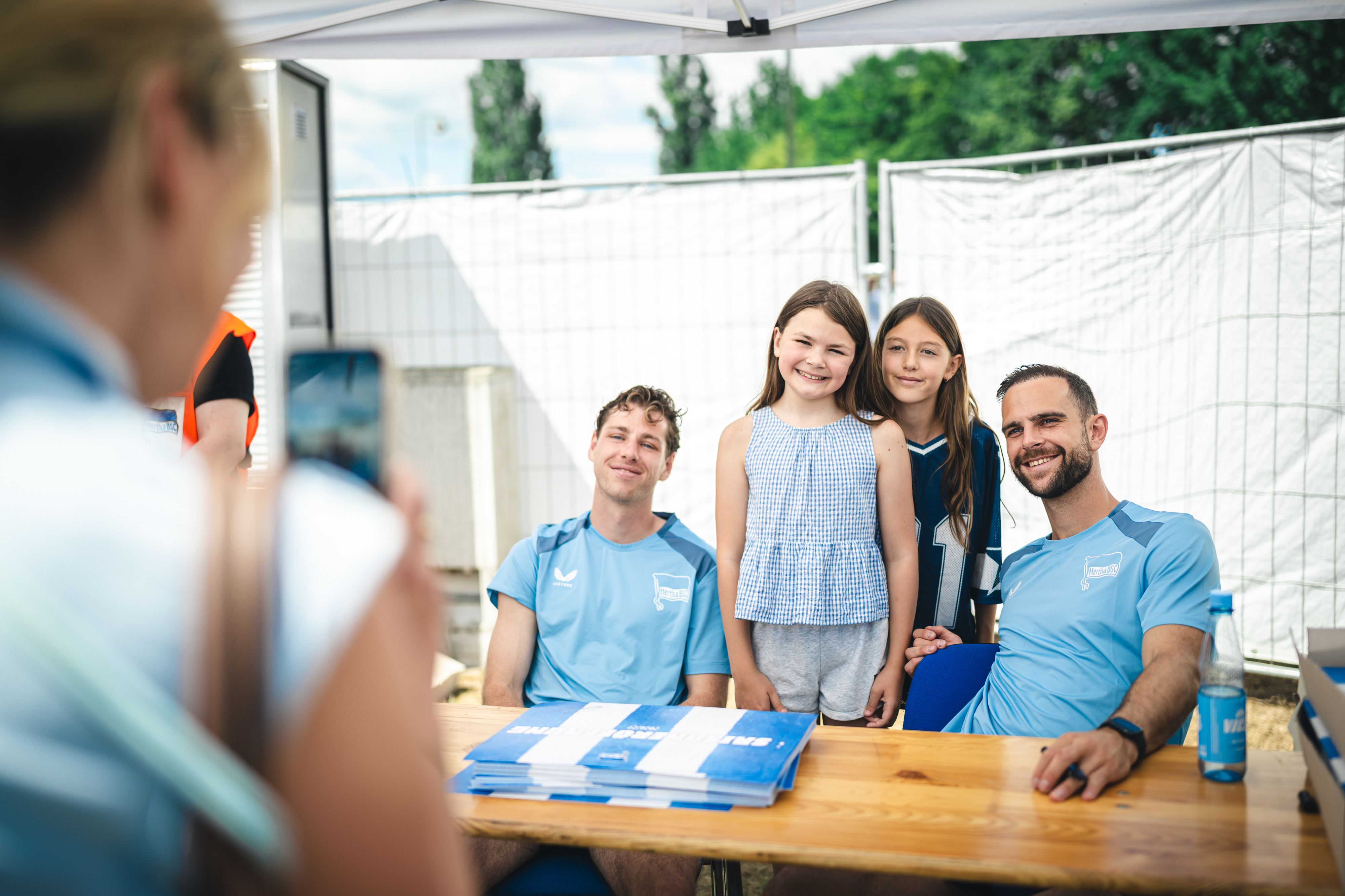 Leon Jensen und Marius Gersbeck posieren mit Fans.
