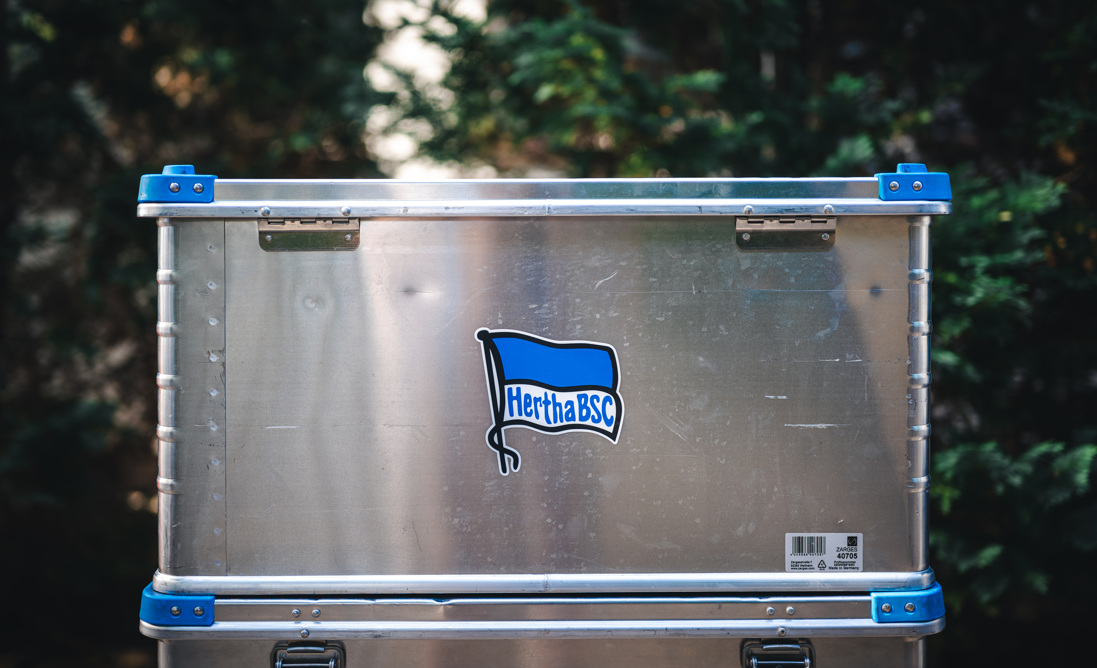 Eine Kiste mit Hertha-Aufkleber.