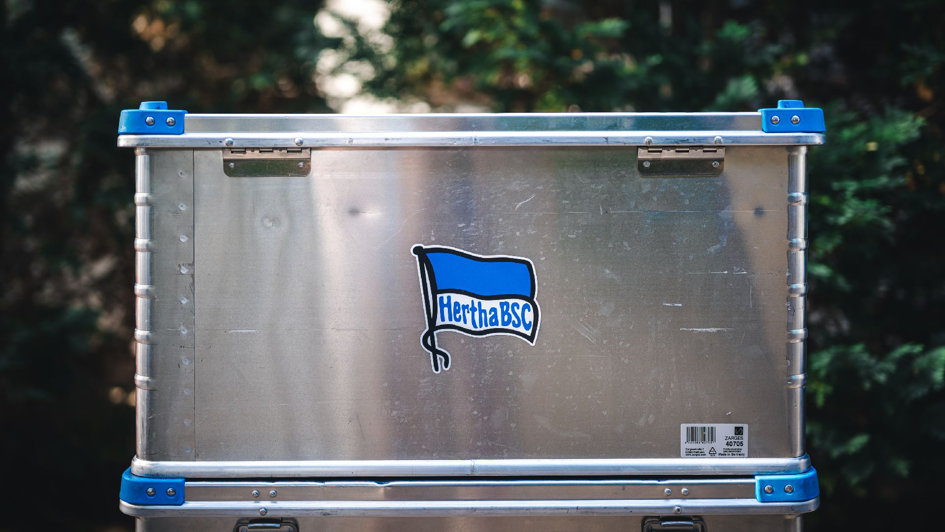 Eine Kiste mit Hertha-Aufkleber.