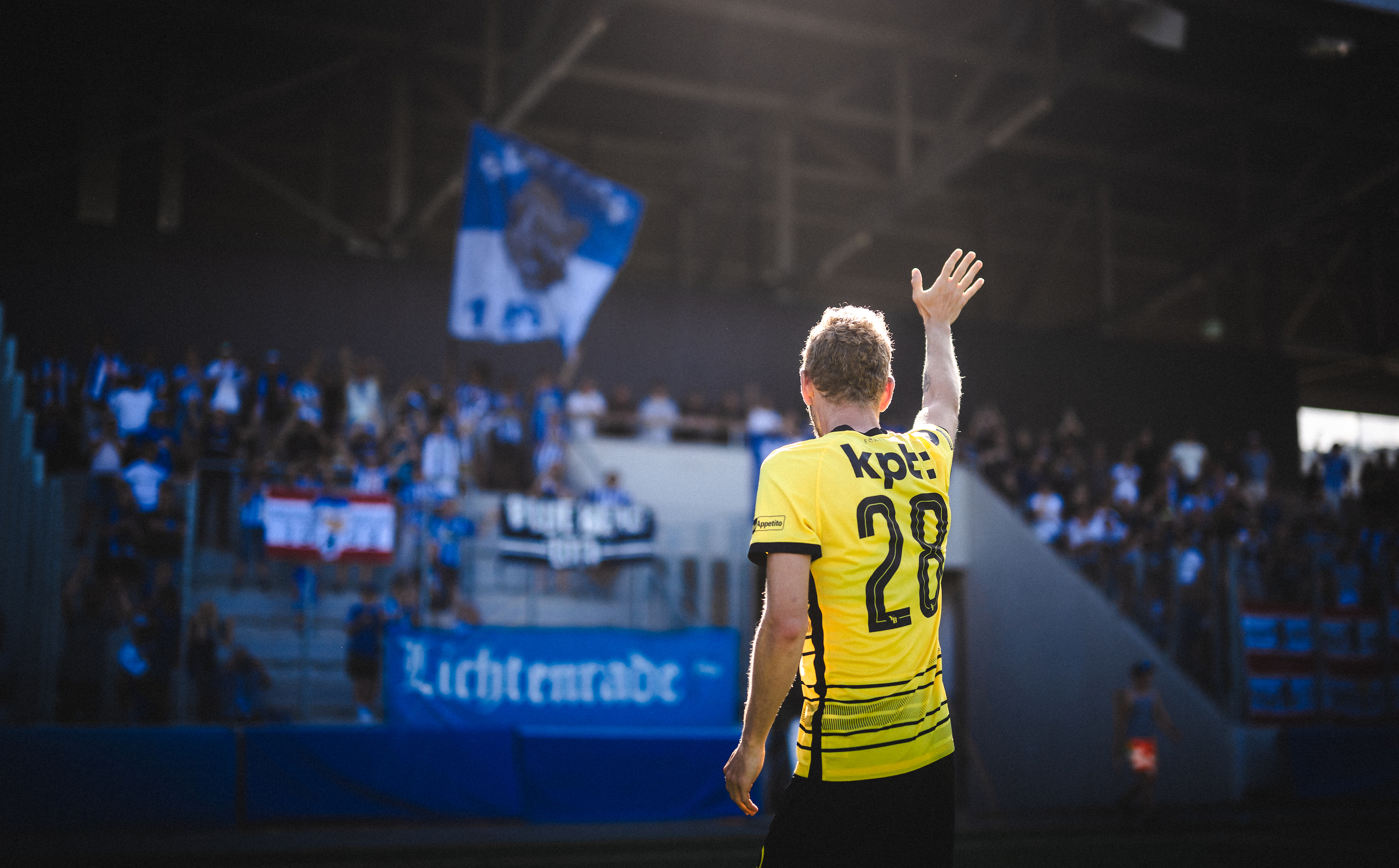 Fabian Lustenberger winkt als Bern-Profi den Hertha-Fans zu.