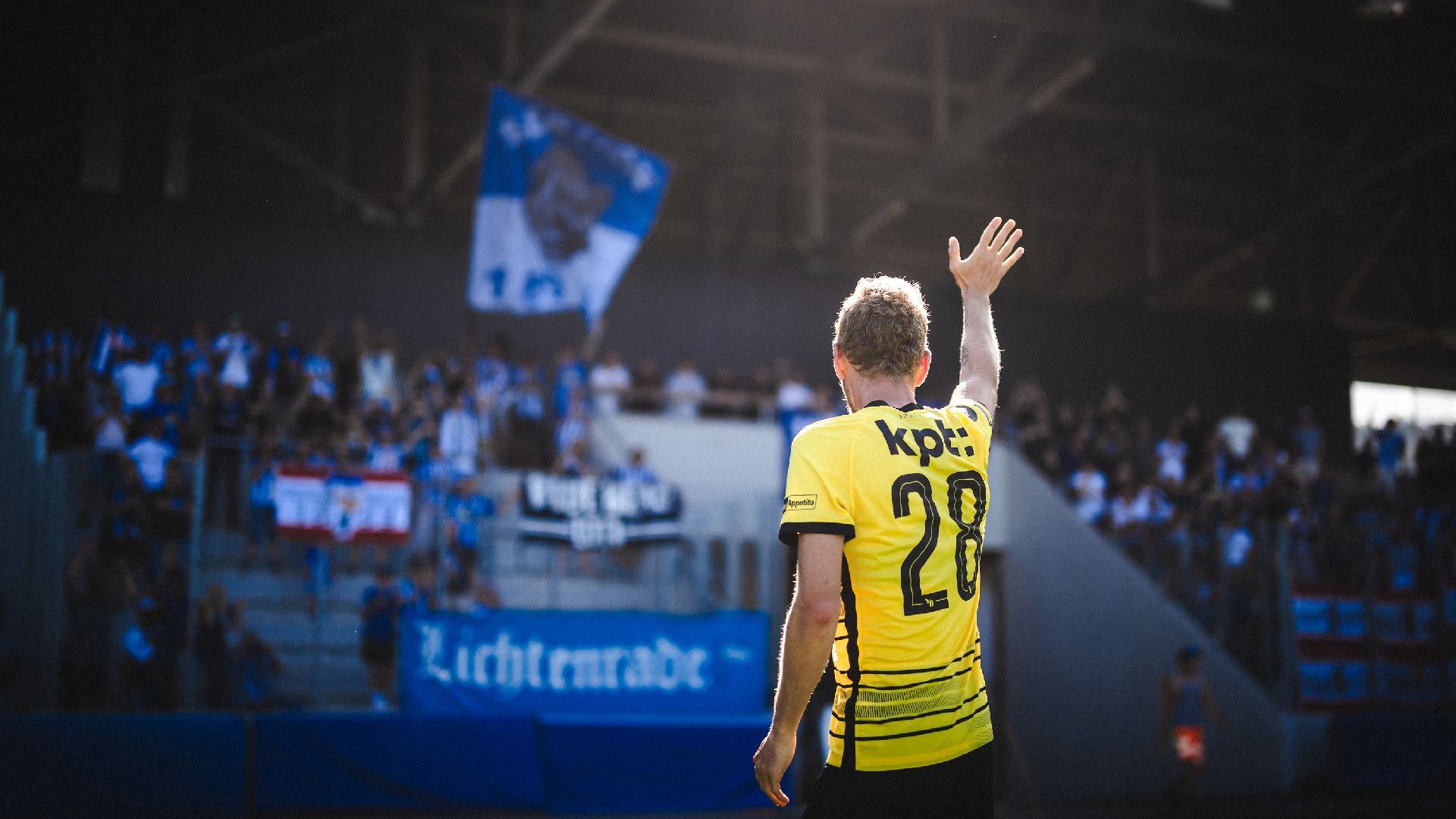 Fabian Lustenberger winkt als Bern-Profi den Hertha-Fans zu.
