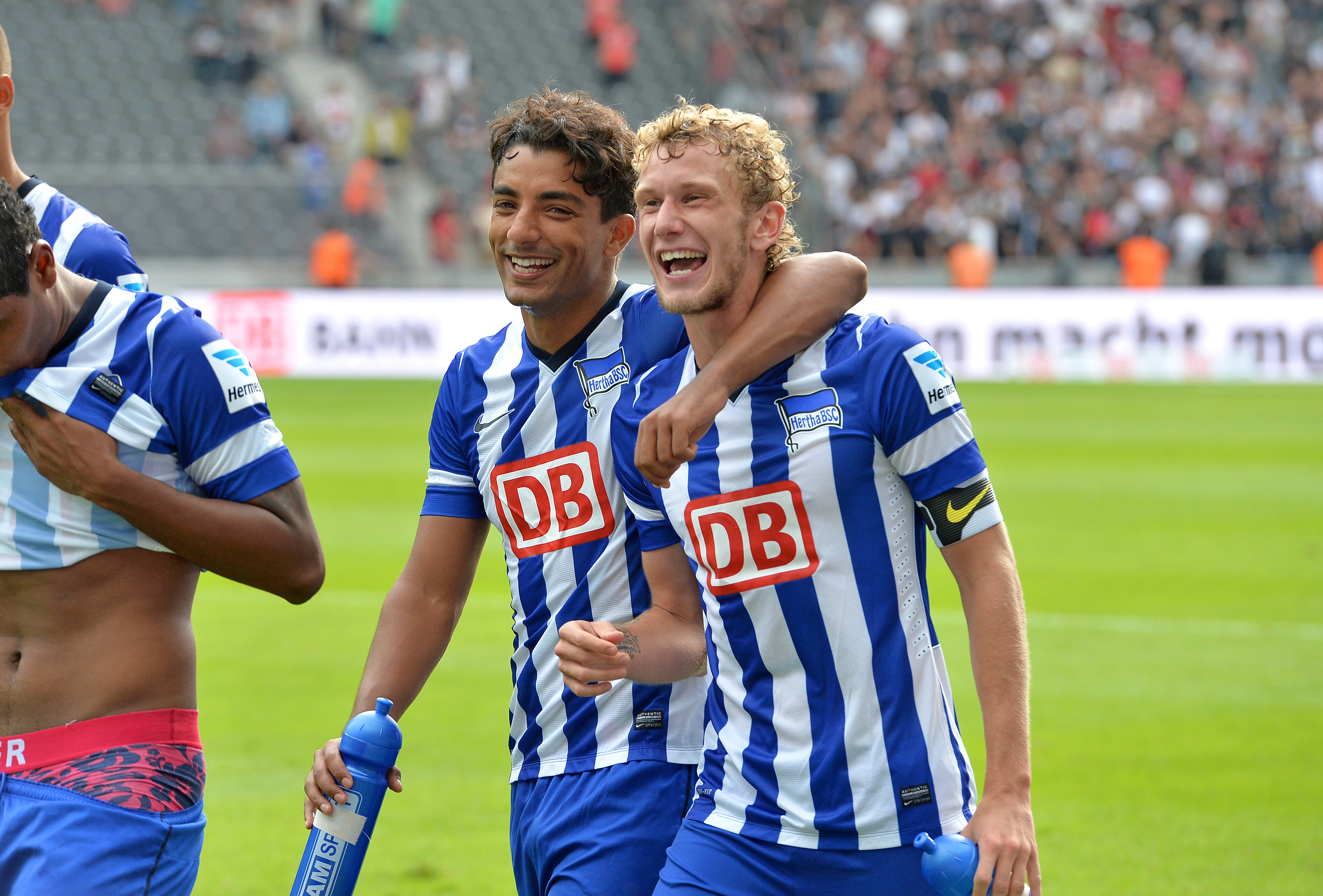 Sami Allagui und Fabian Lustenberger bejubeln das 6:1 gegen Eintracht Frankfurt.