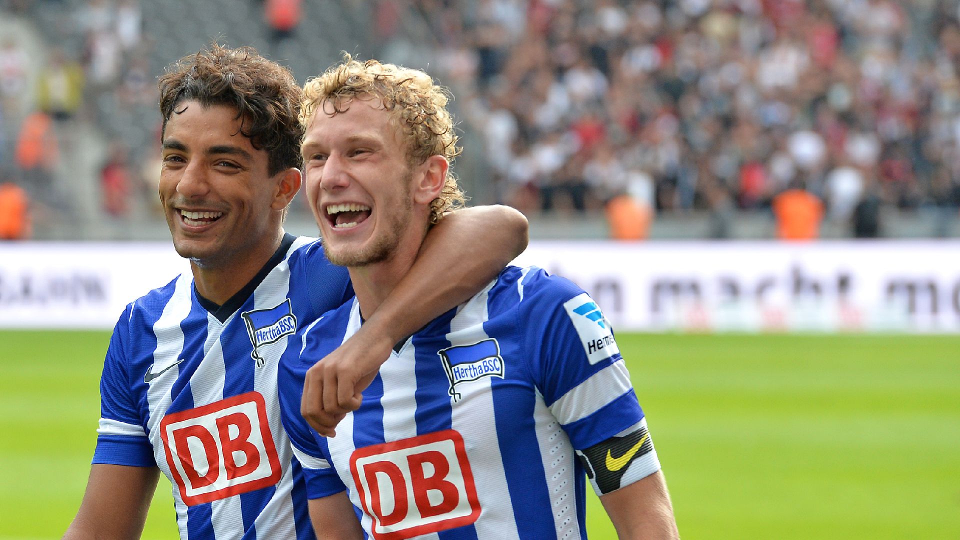 Sami Allagui und Fabian Lustenberger bejubeln das 6:1 gegen Eintracht Frankfurt.