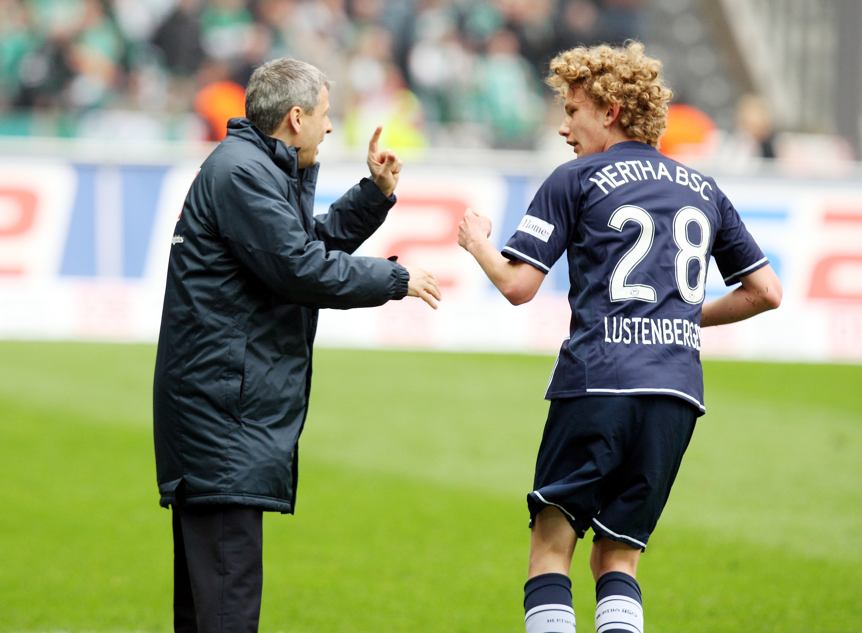 Lucien Favre gibt Fabian Lustenberger Anweisungen.