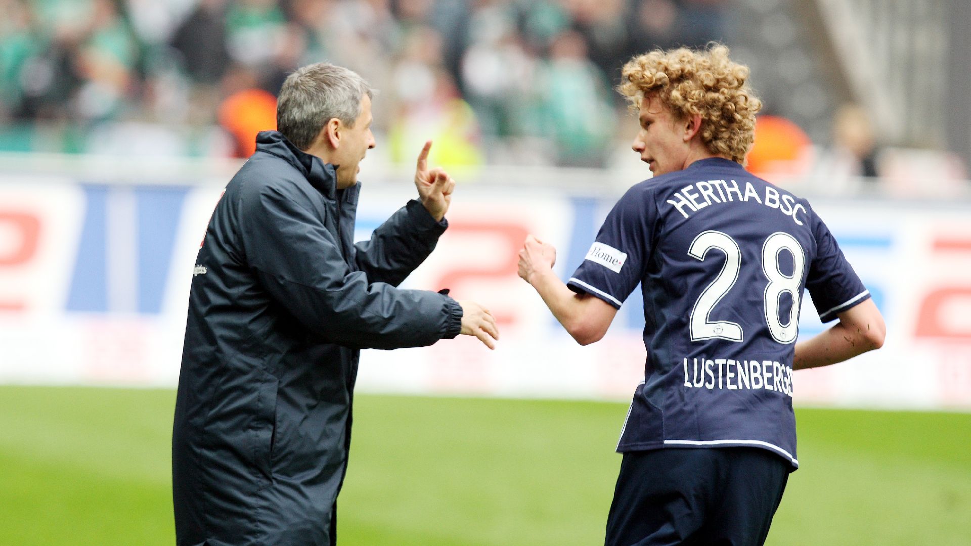 Lucien Favre gibt Fabian Lustenberger Anweisungen.