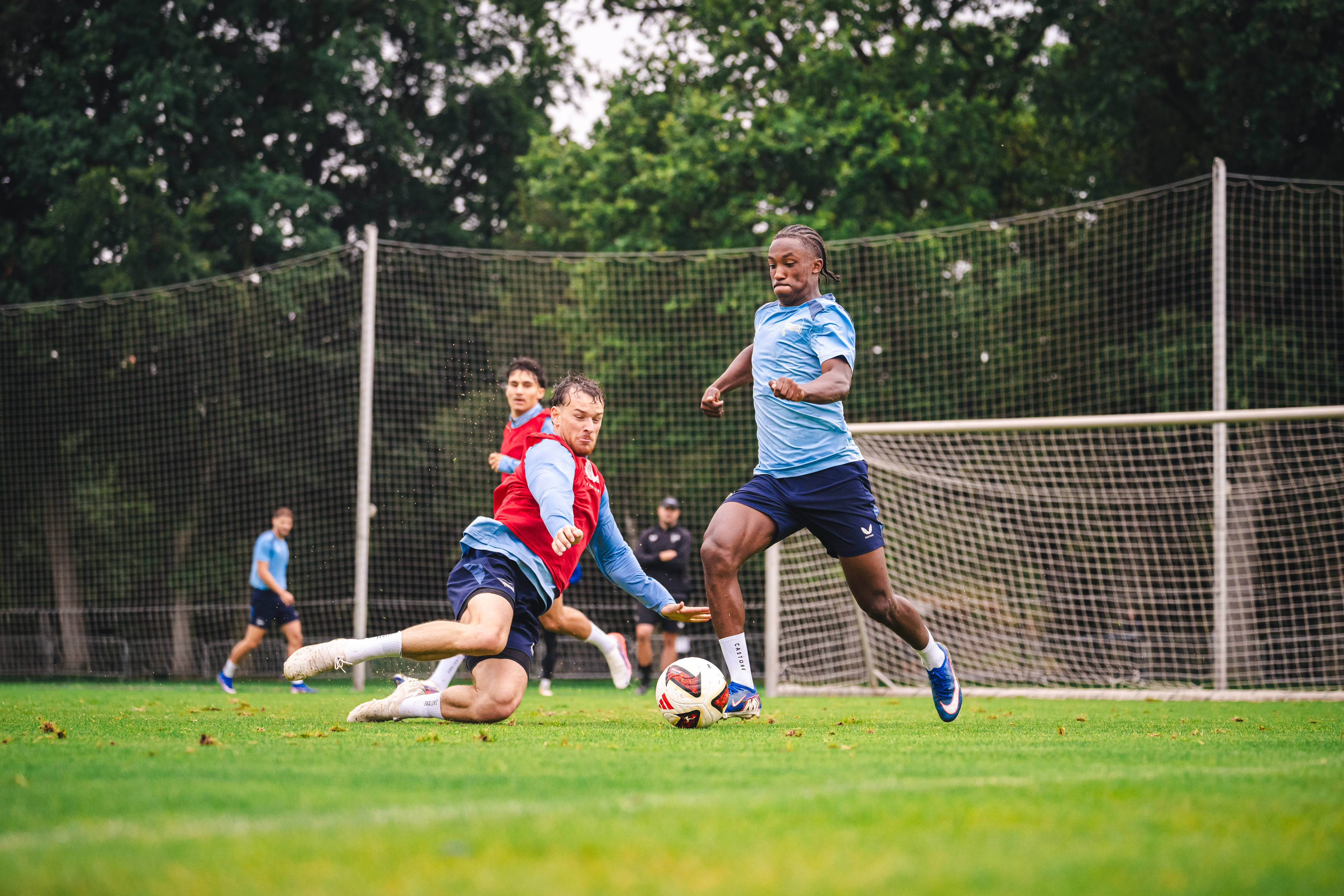 Ein Zweikampf beim Training.