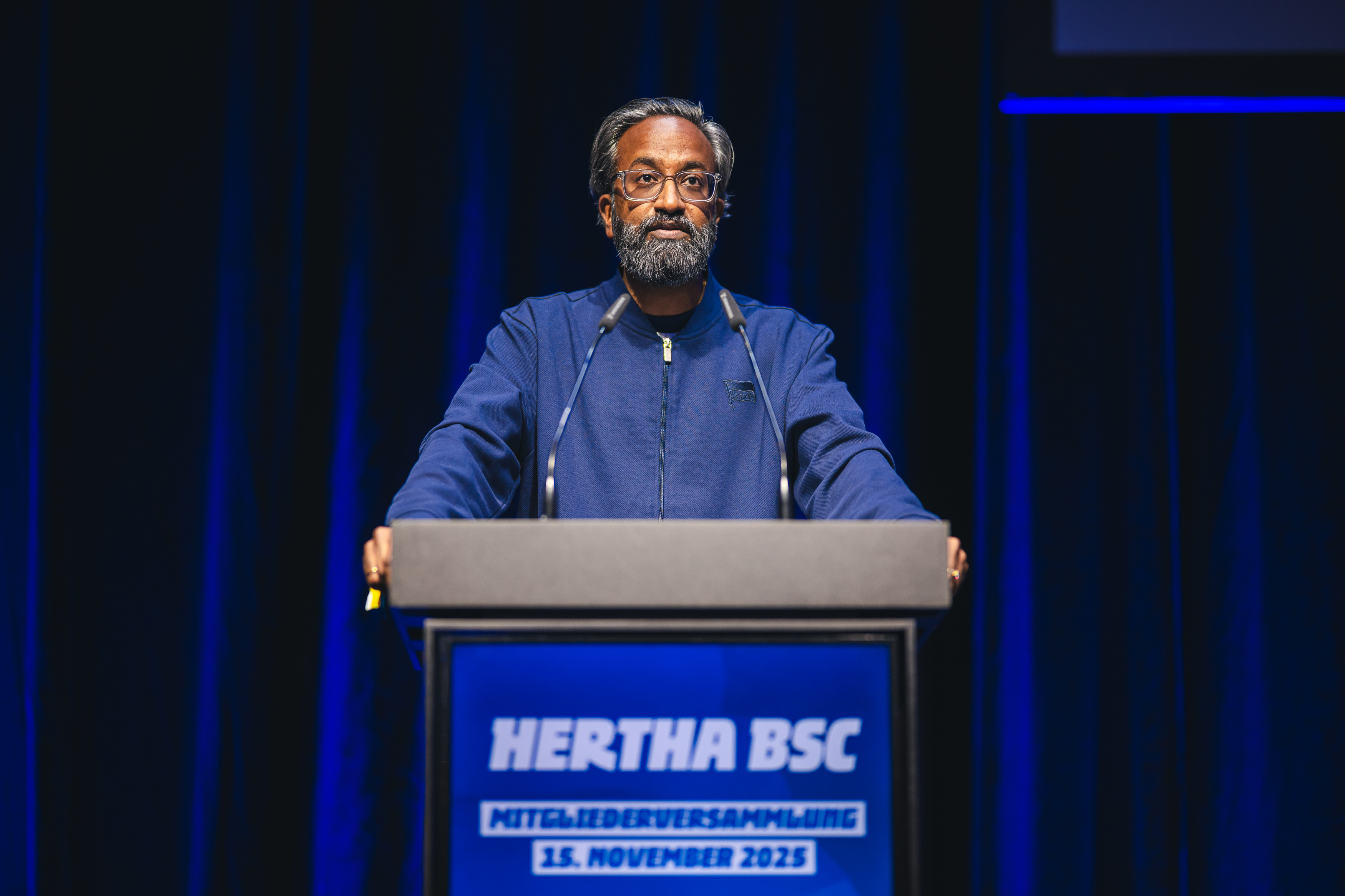 Saravanan Sundaram hält eine Rede.