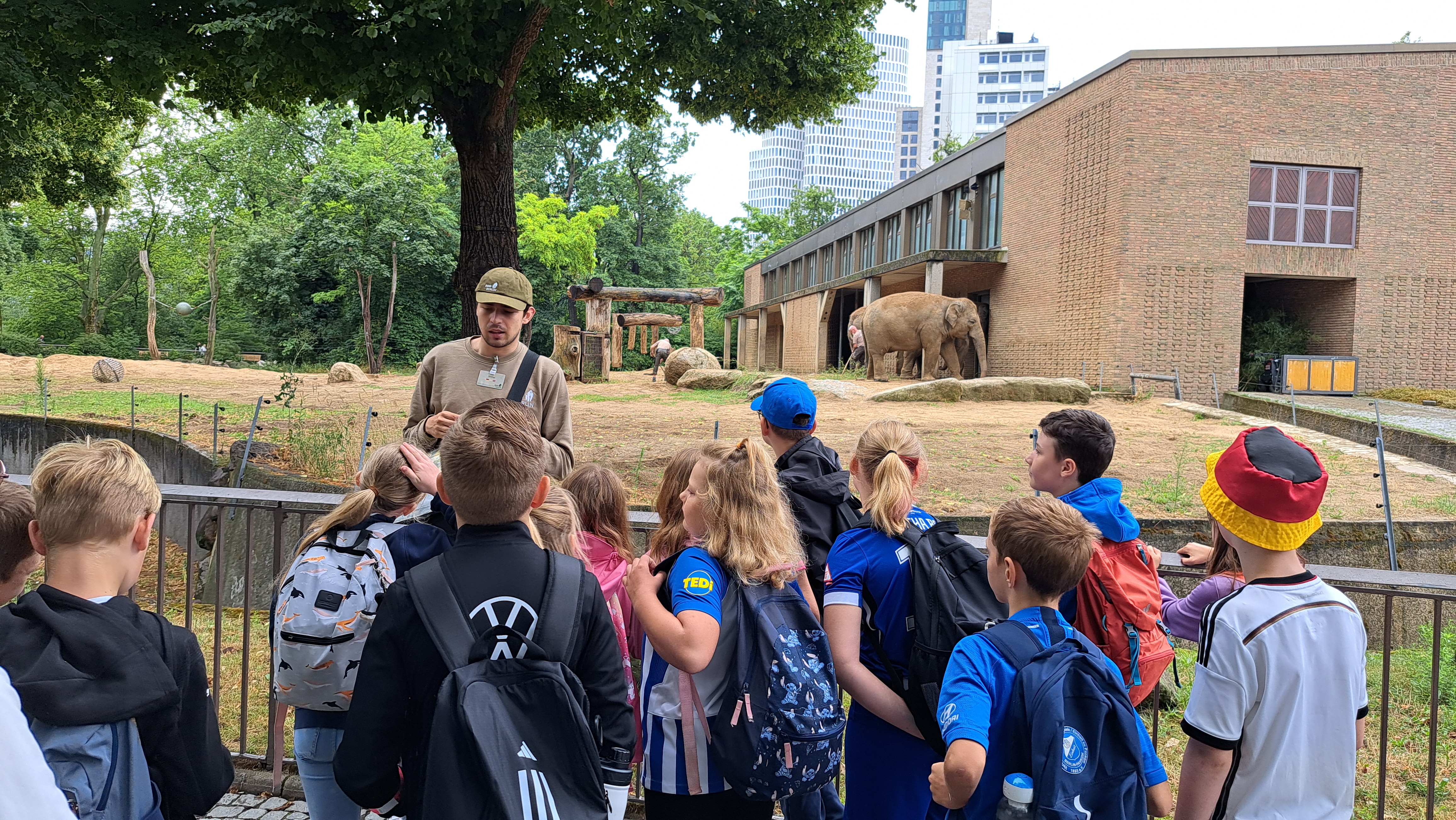 Kiddies-Mitglieder beim Besuch im Zoo.