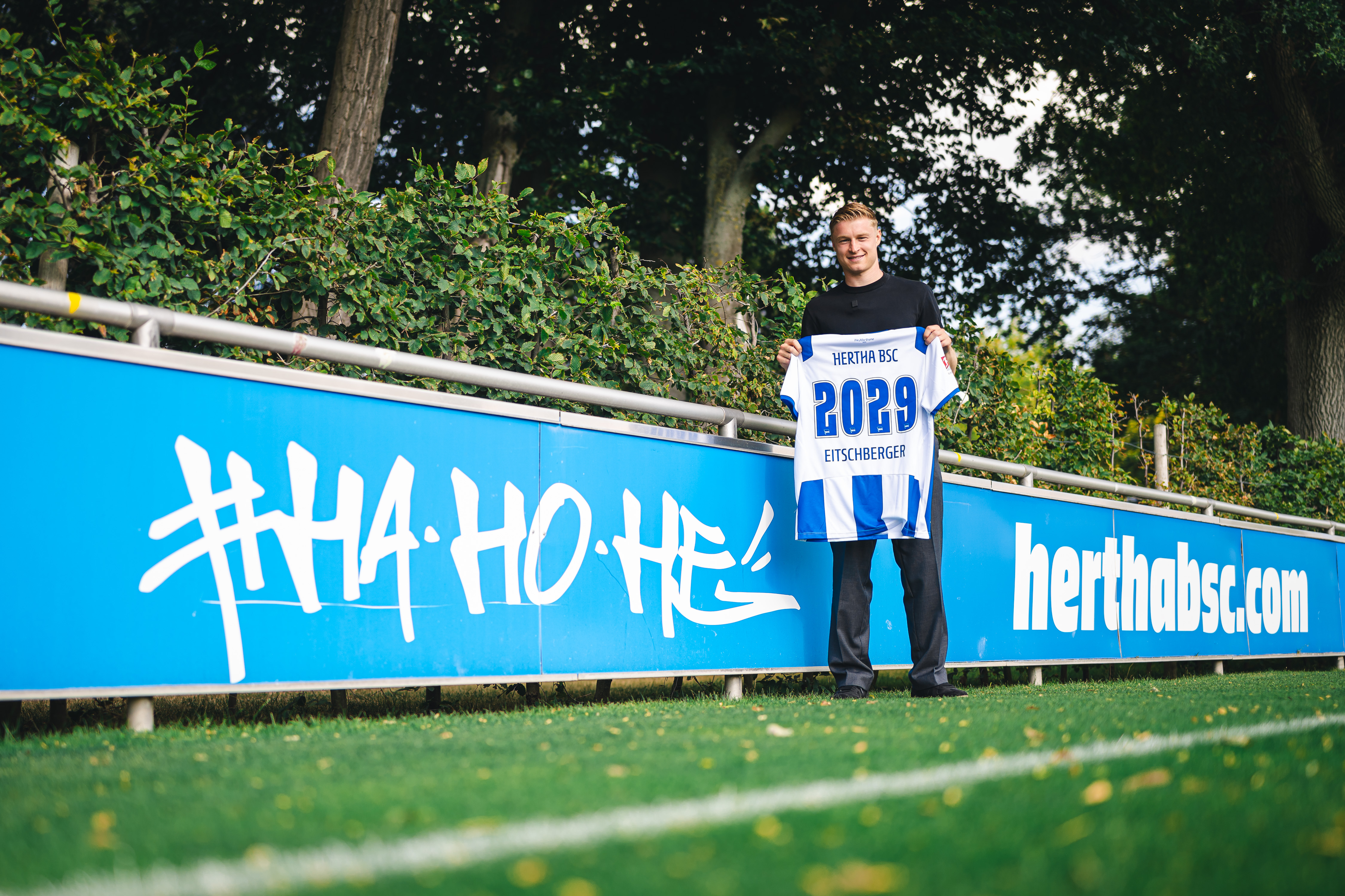 Julian Eitschberger hält ein Hertha-Trikot in die Höhe.