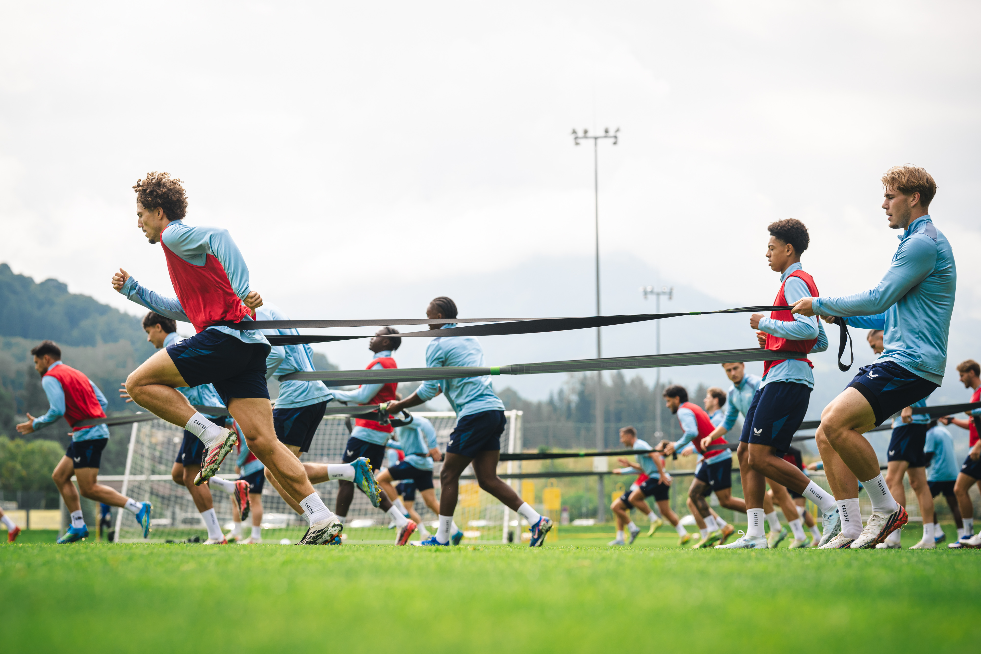 Warmup mit Gummibändern im Trainingslager in Kitzbühel.