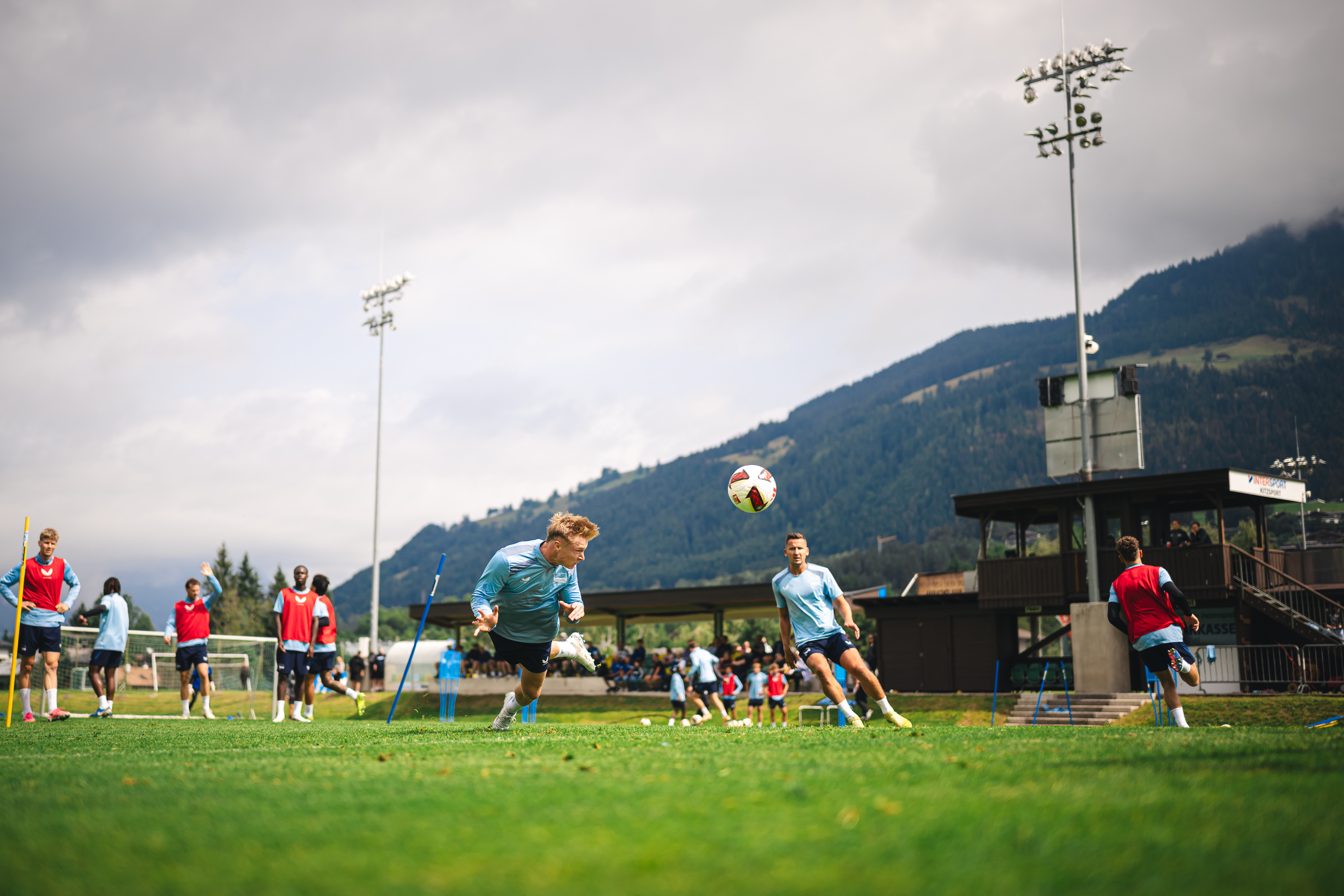Flugkopfball von Julian Eitschberger im Trainingslager in Kitzbühel.