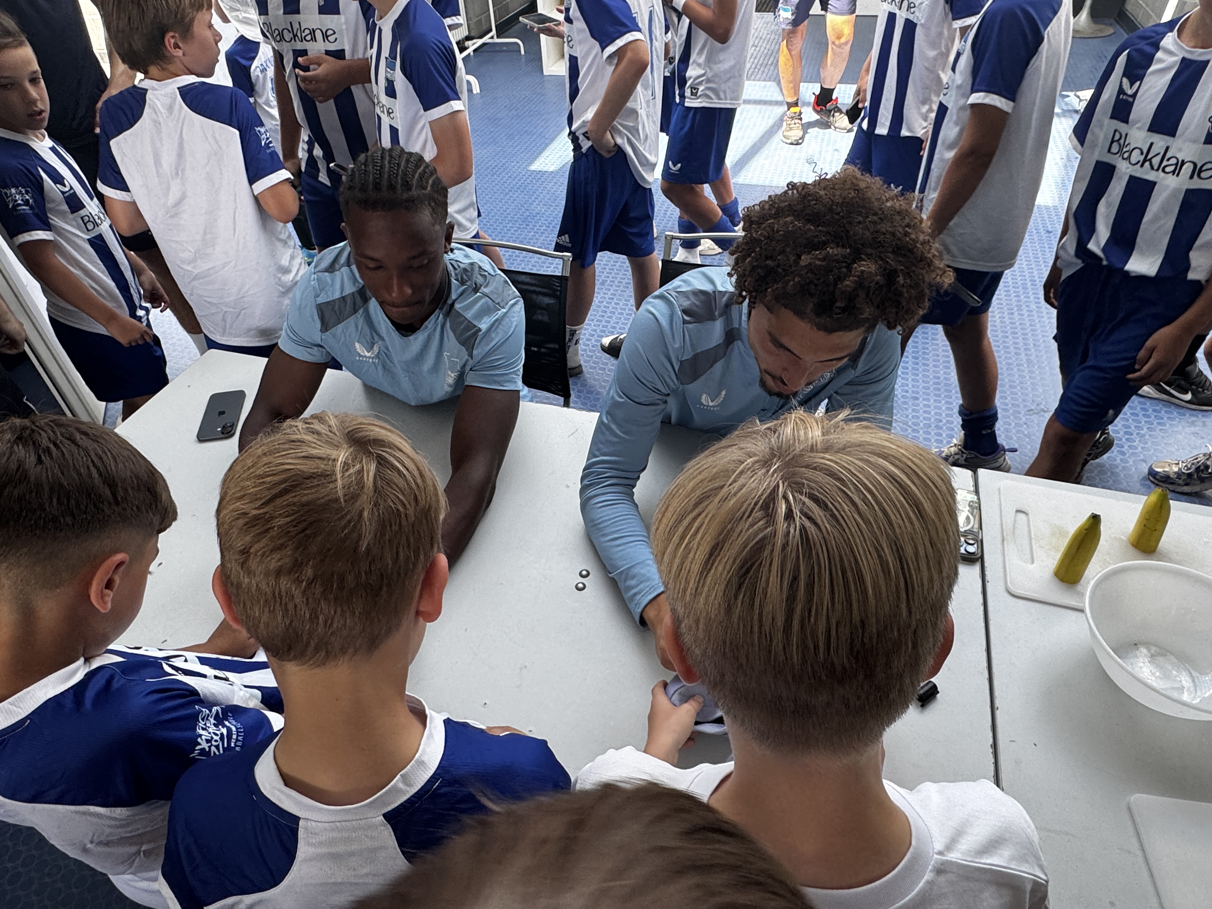 Jelani Ndi und Selim Telib schreiben Autogramme.