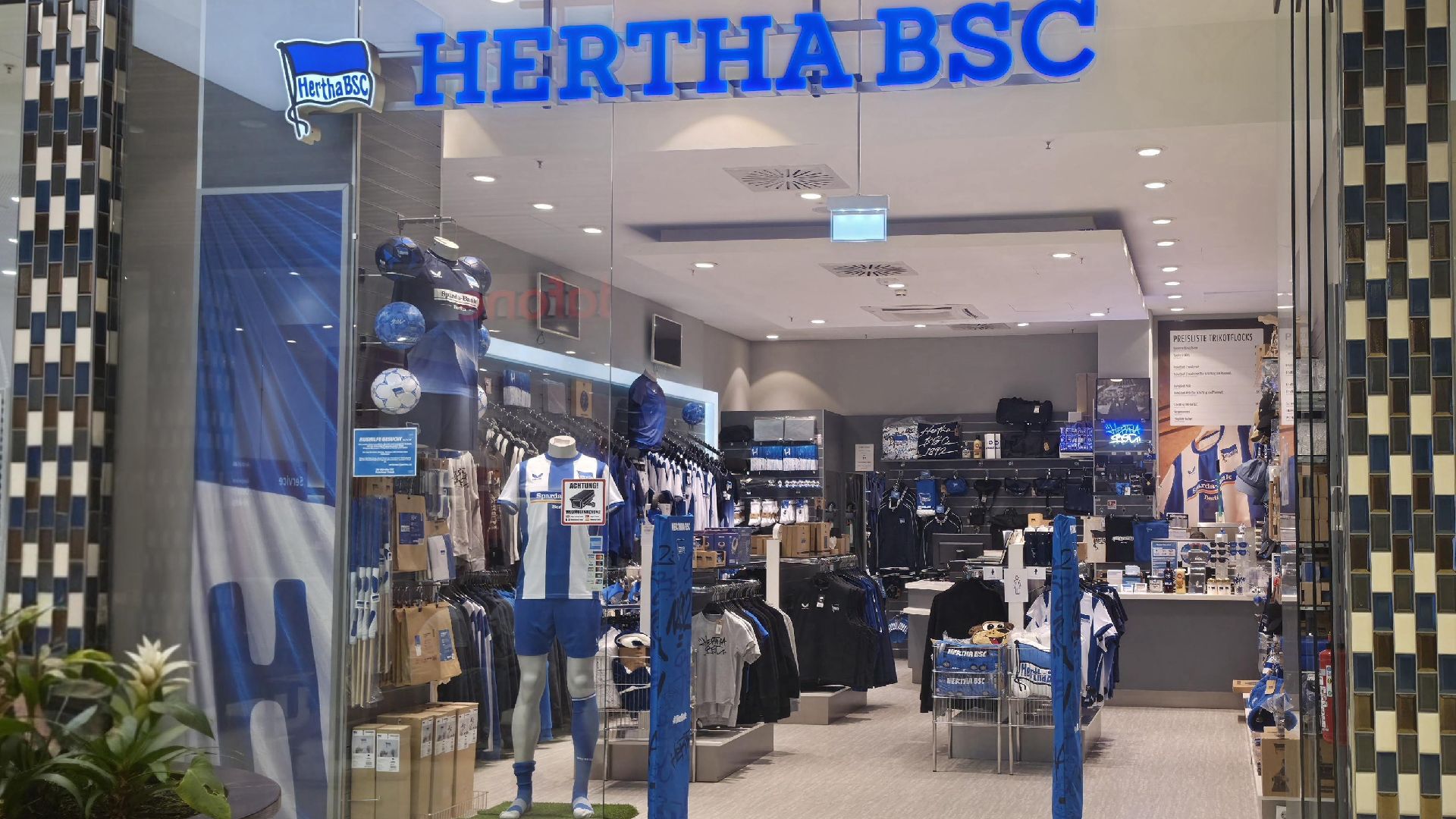 Fanshop im Einkaufszentrum 'LP12 Mall of Berlin'