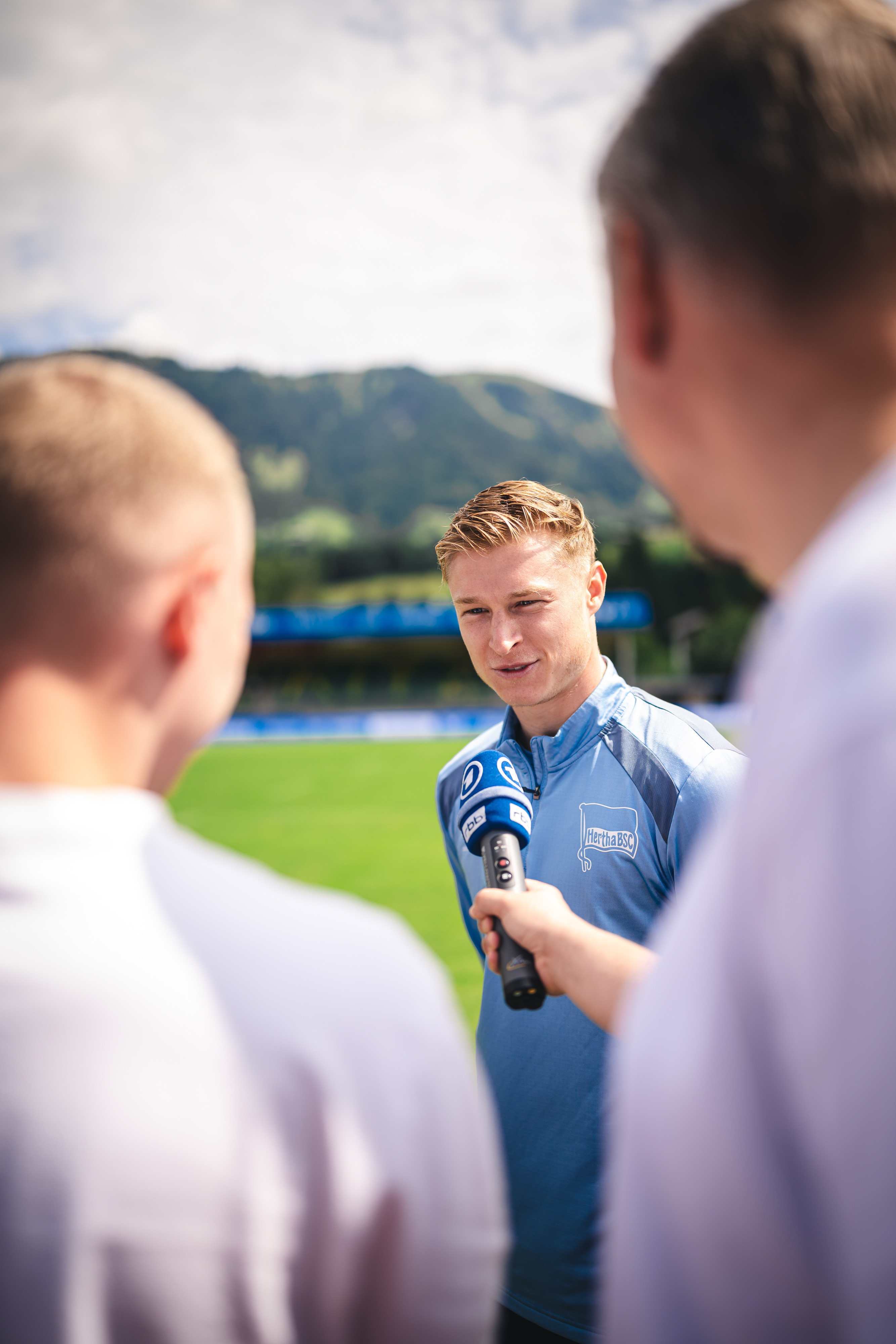 Julian Eitschberger spricht bei der Medienrunde.