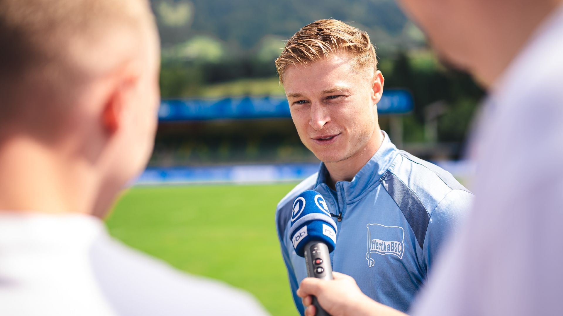 Julian Eitschberger spricht bei der Medienrunde.