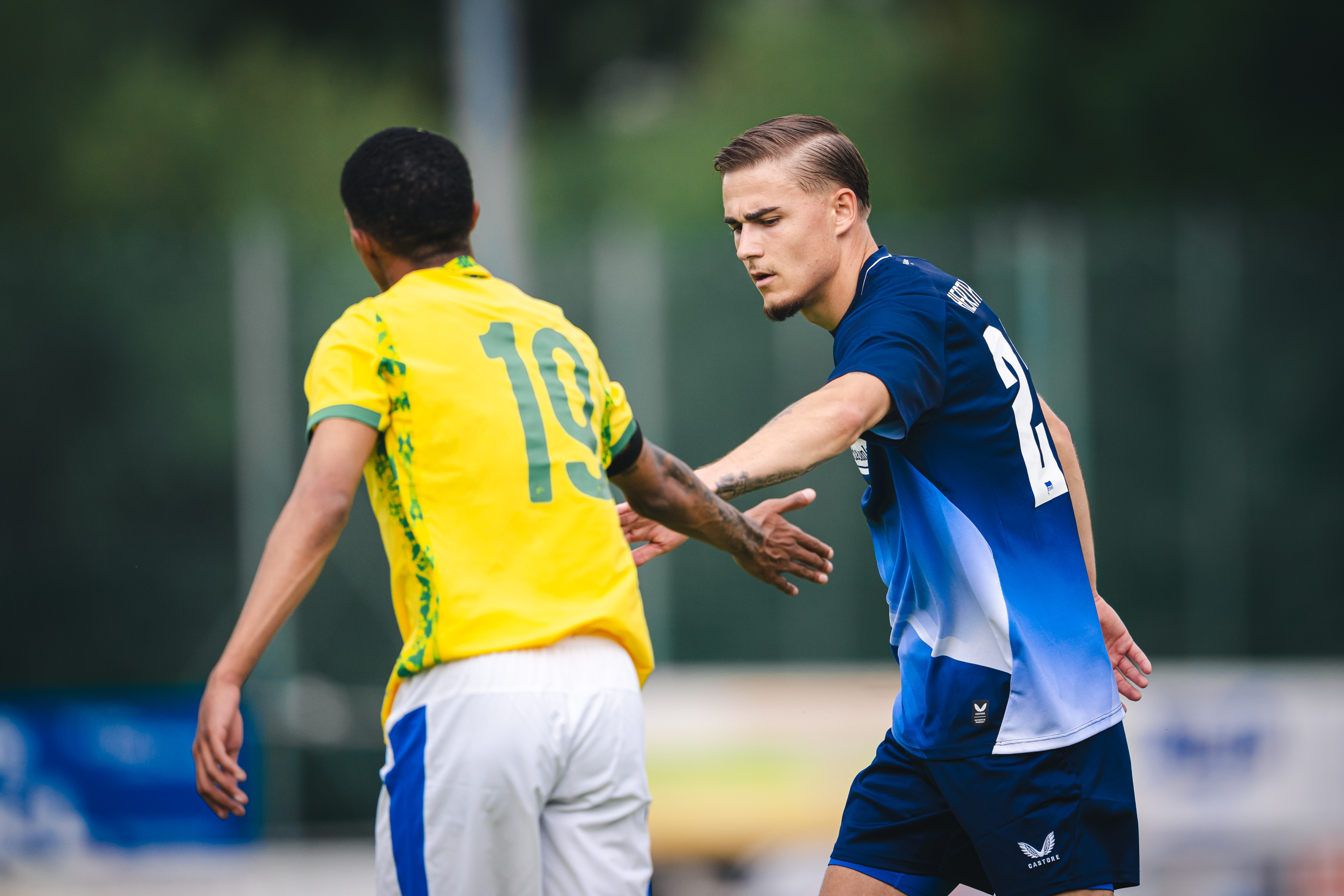 Matte Winkler klatscht mit einem Gegenspieler ab.