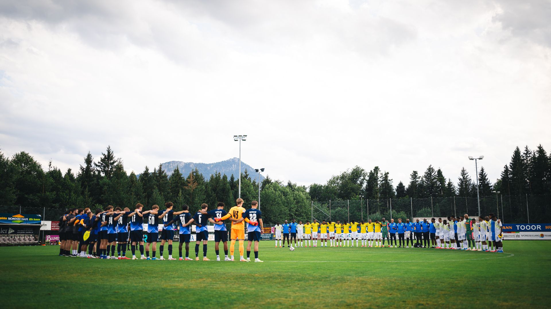 Schweigeminute vor dem Test gegen die Mamelodi Sundowns.