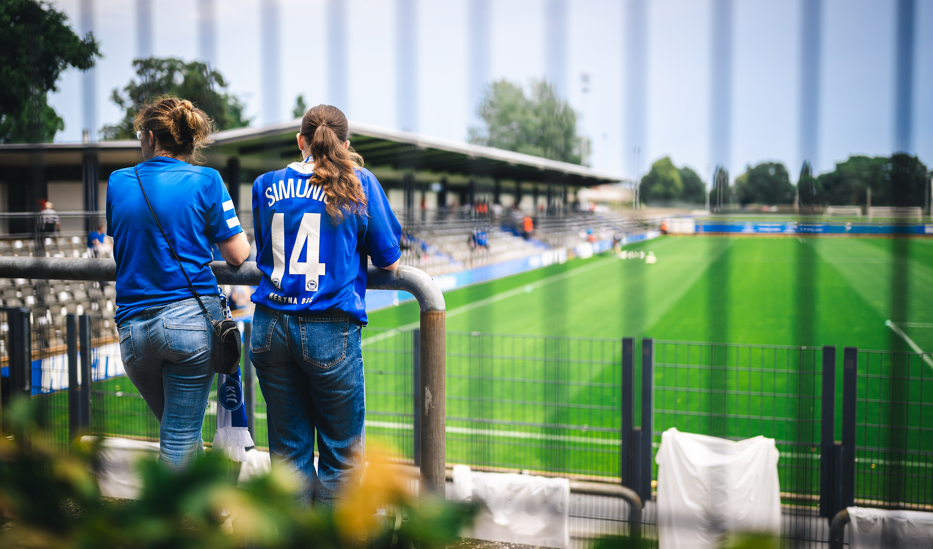 Zwei Fans blicken in das Stadion auf dem Wurfplatz/Amateurstadion.