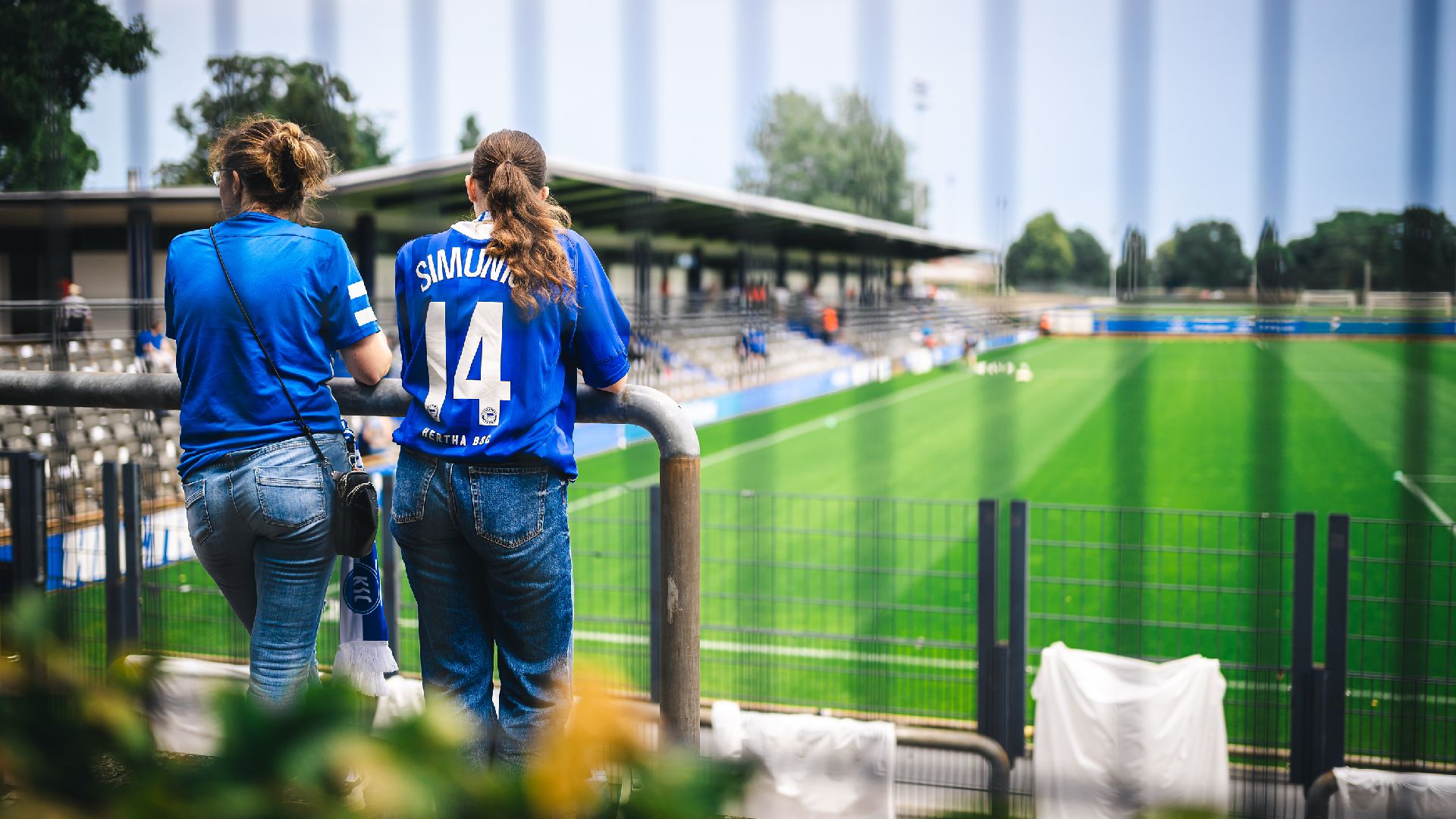 Zwei Fans blicken in das Stadion auf dem Wurfplatz/Amateurstadion.