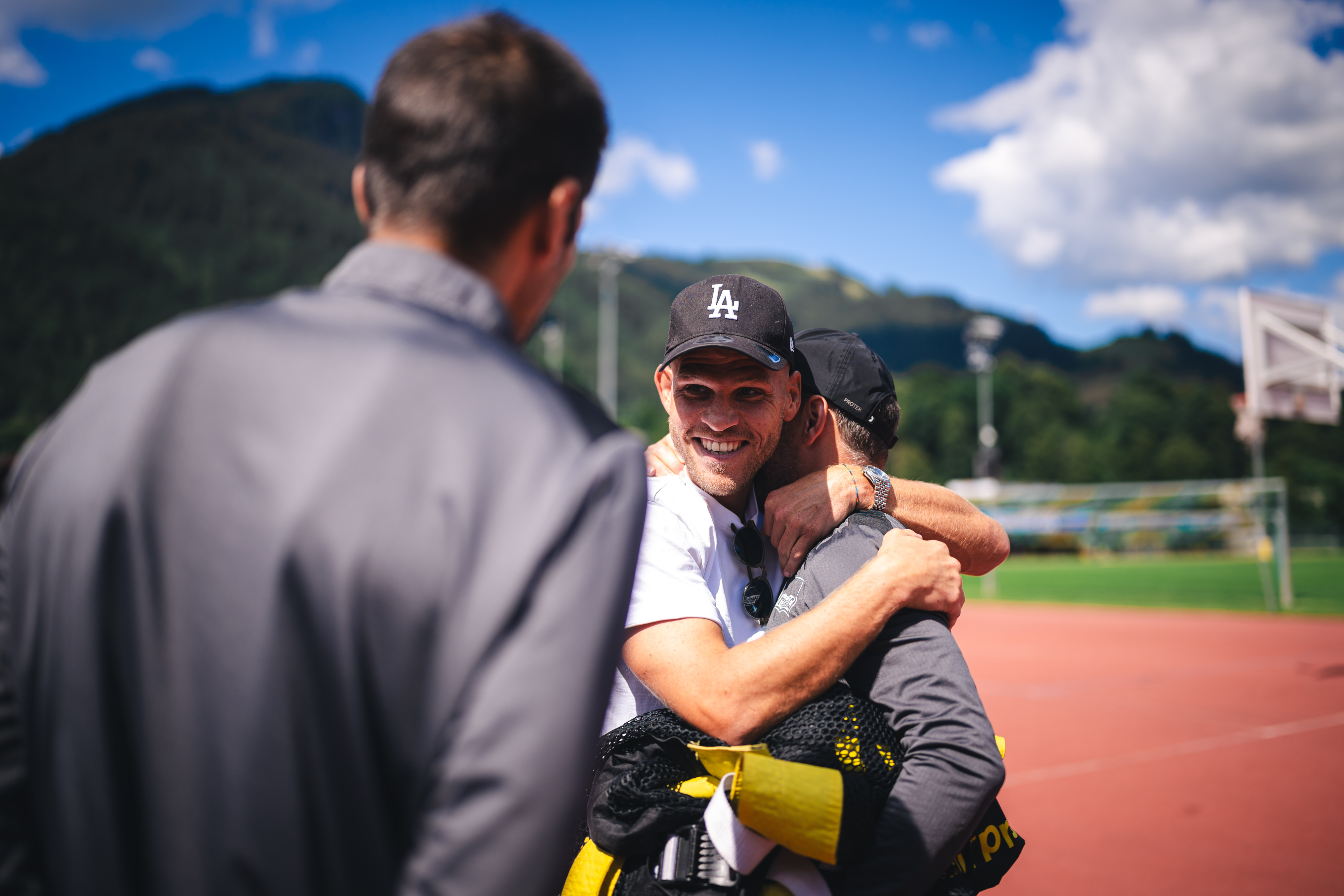 Florian Niederlechner begrüßt Stefan Leitl und Andre Mijatović im Trainingslager.