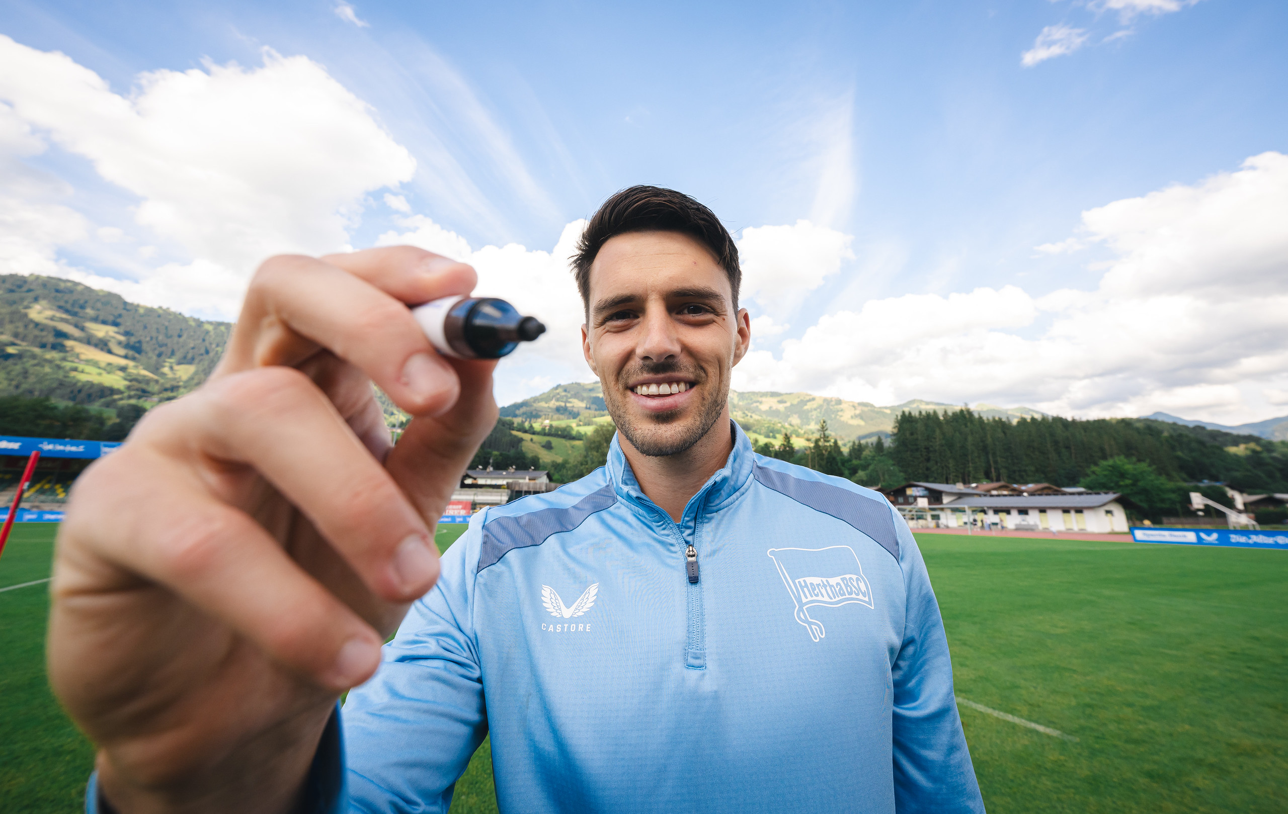 Josip Brekalo mit einem Stift zur Unterschrift.