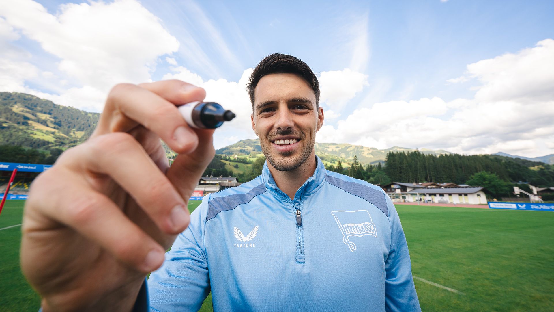 Josip Brekalo mit einem Stift zur Unterschrift.