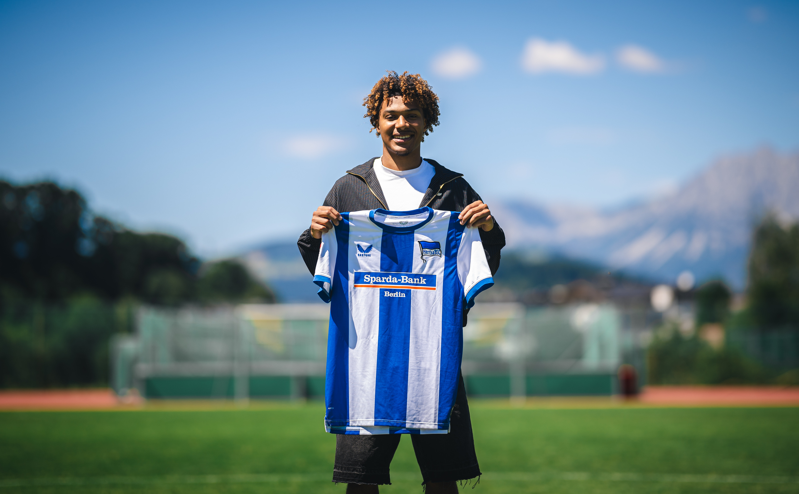 Oluwaseun Adewumi mit einem Hertha-Trikot.