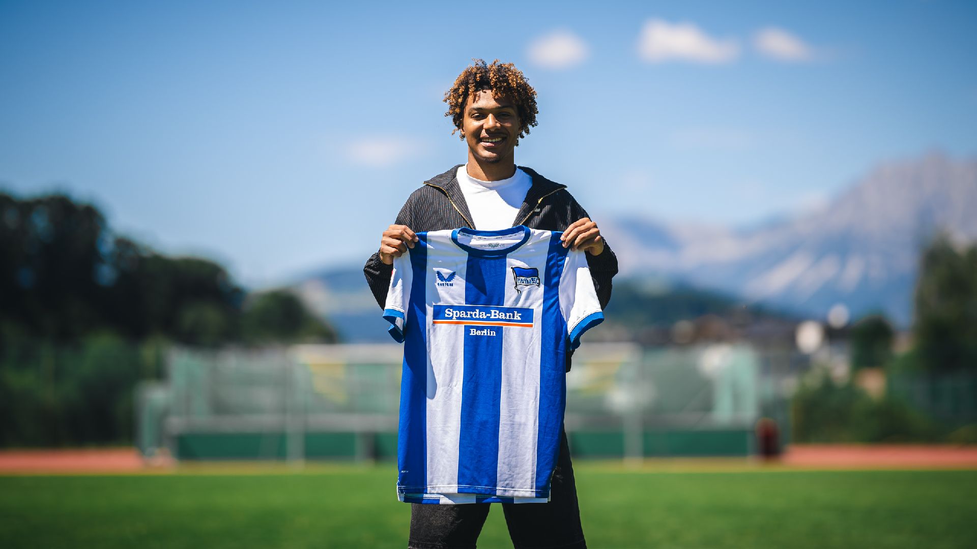 Oluwaseun Adewumi mit einem Hertha-Trikot.