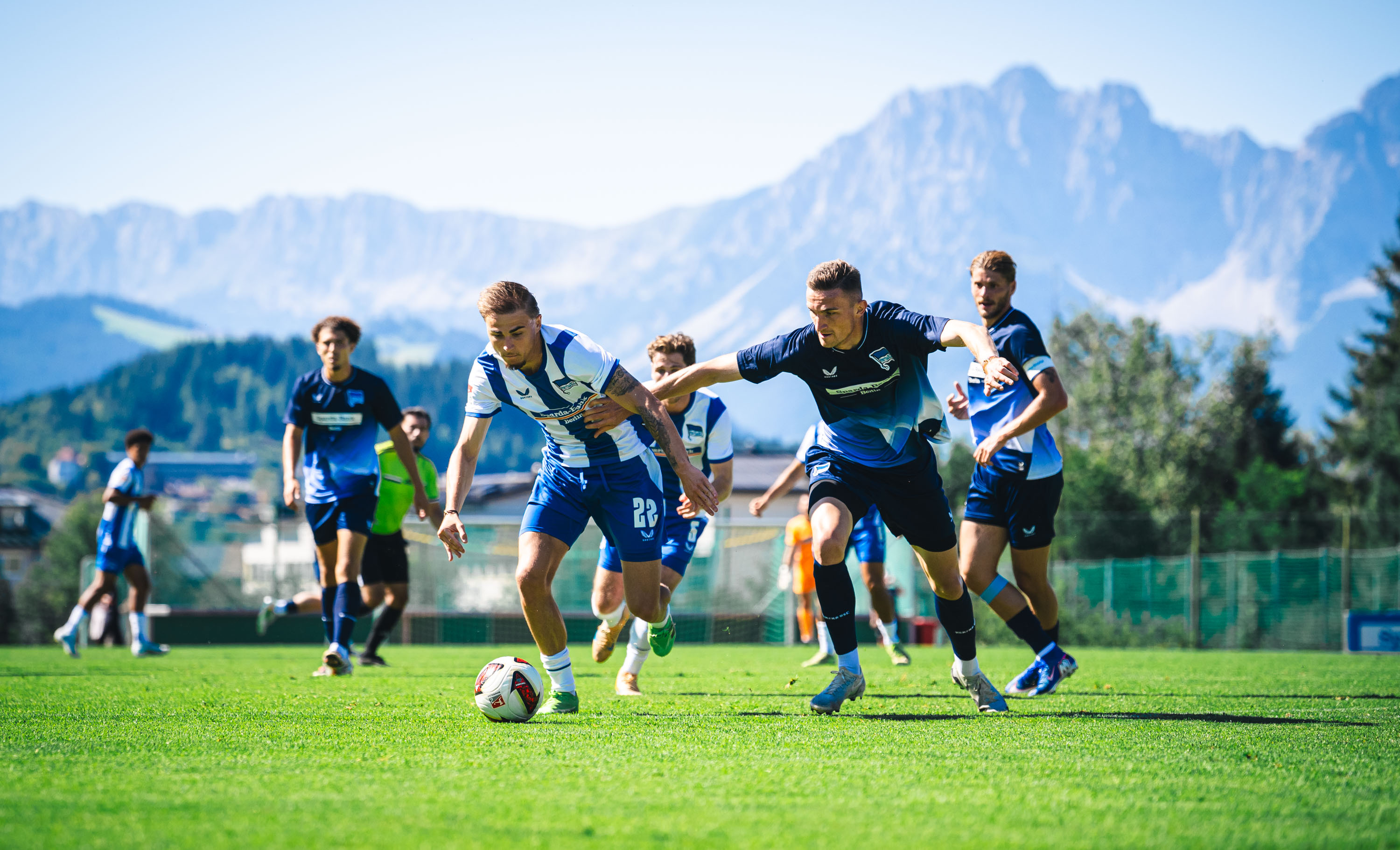 Matte Winkler im Laufduell in einem internen Testspiel.