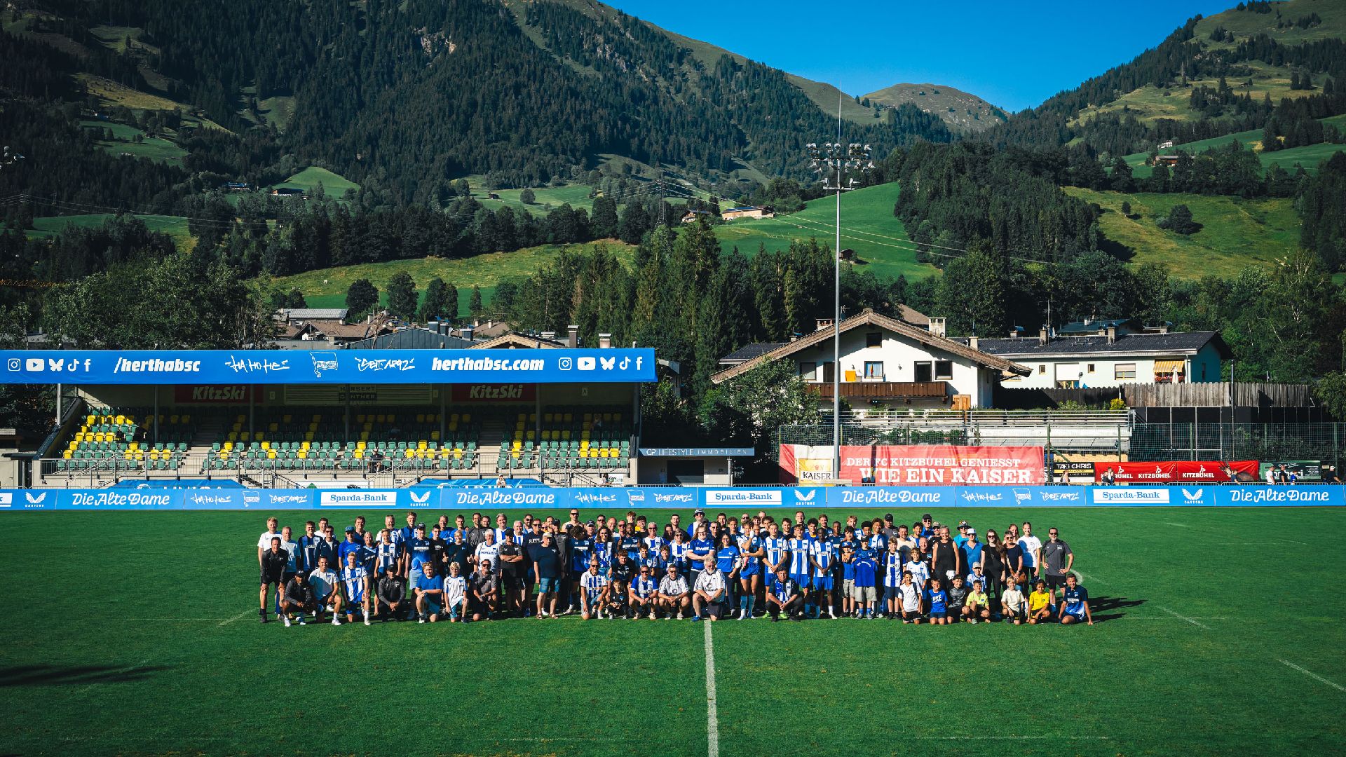 Unsere Herthaner beim Abschlussfoto mit Fans in Österreich.