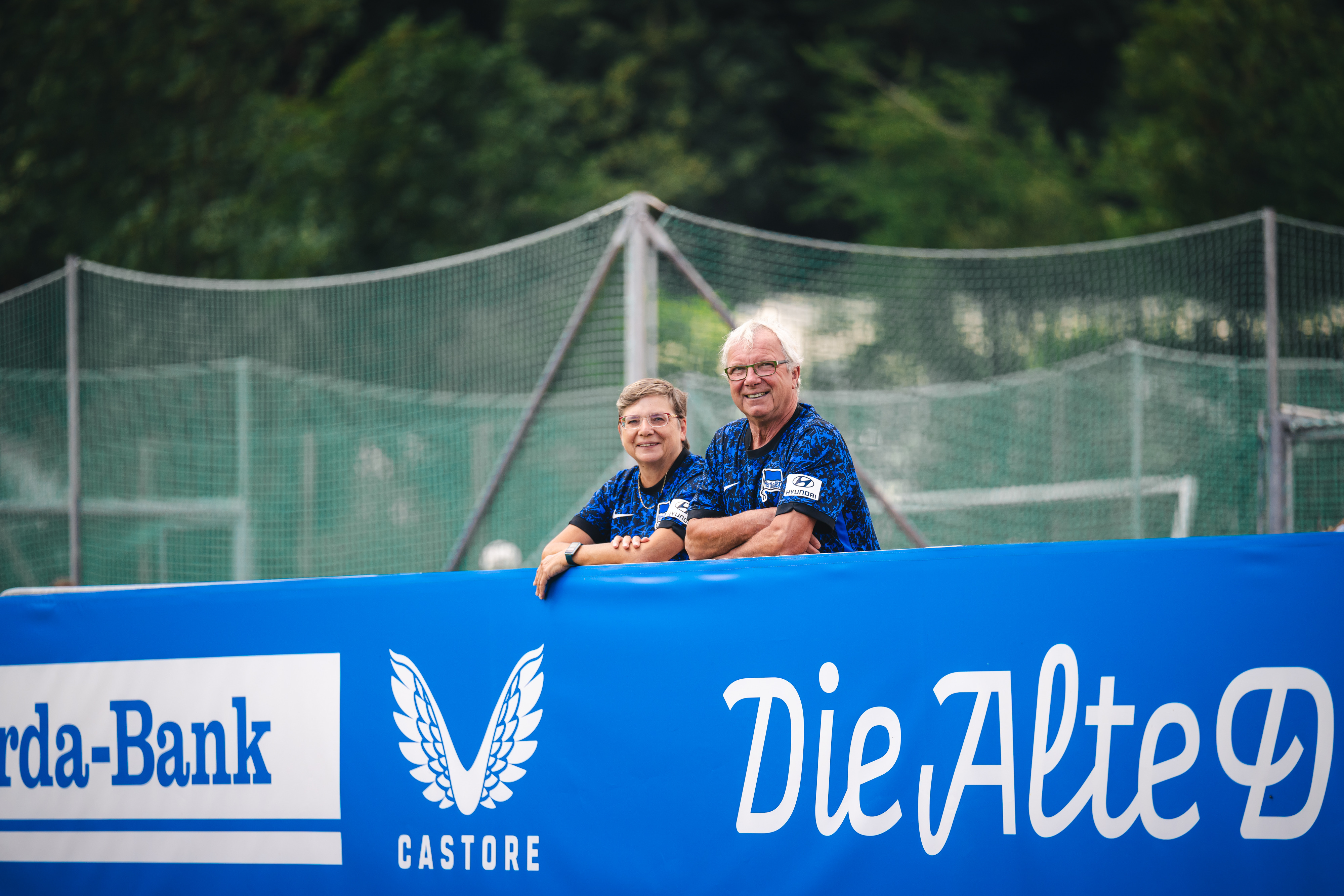 Die Herthaner Beate und Bernd.
