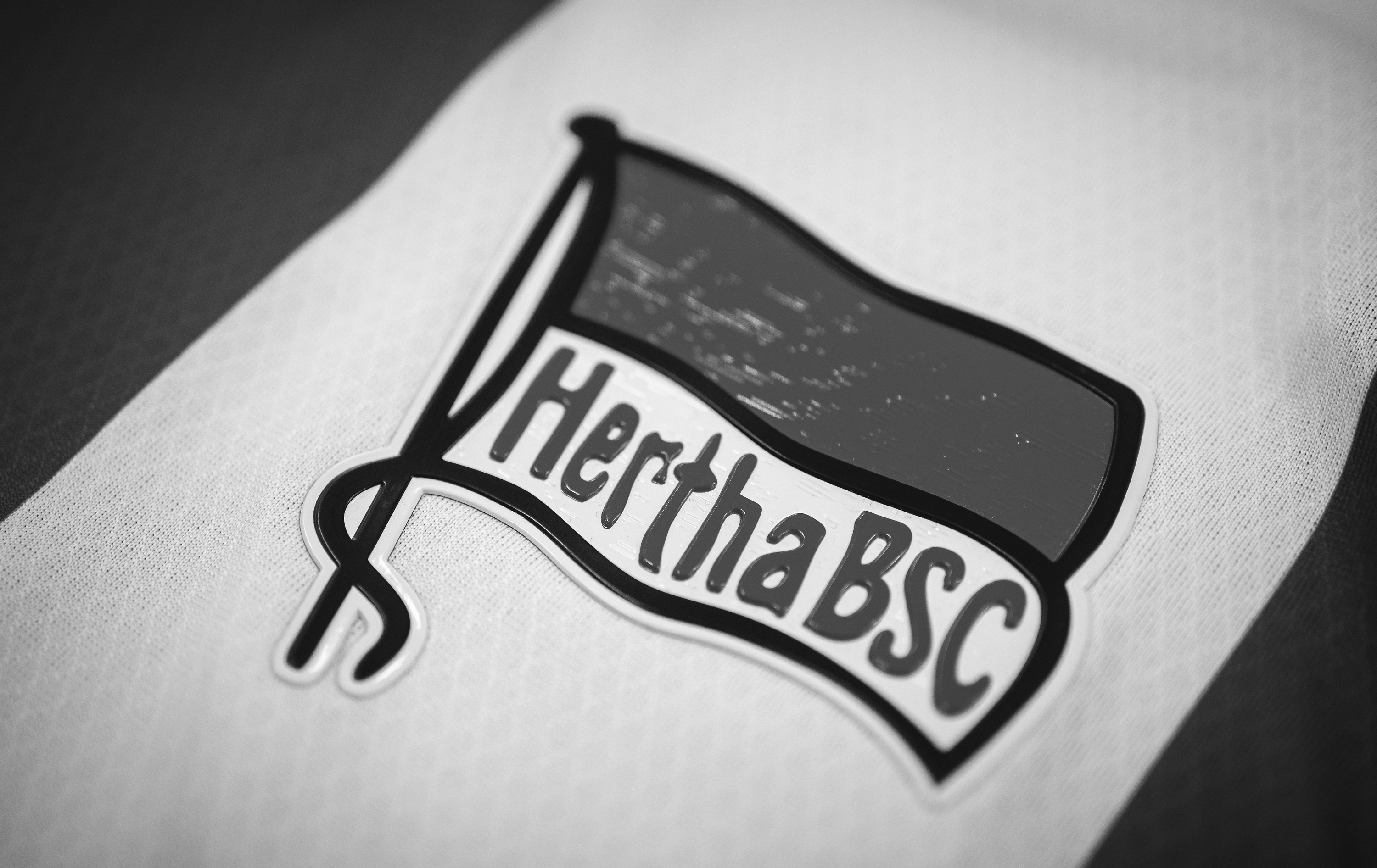 Die Hertha-Fahne auf dem Heimtrikot in Schwarz-Weiß.