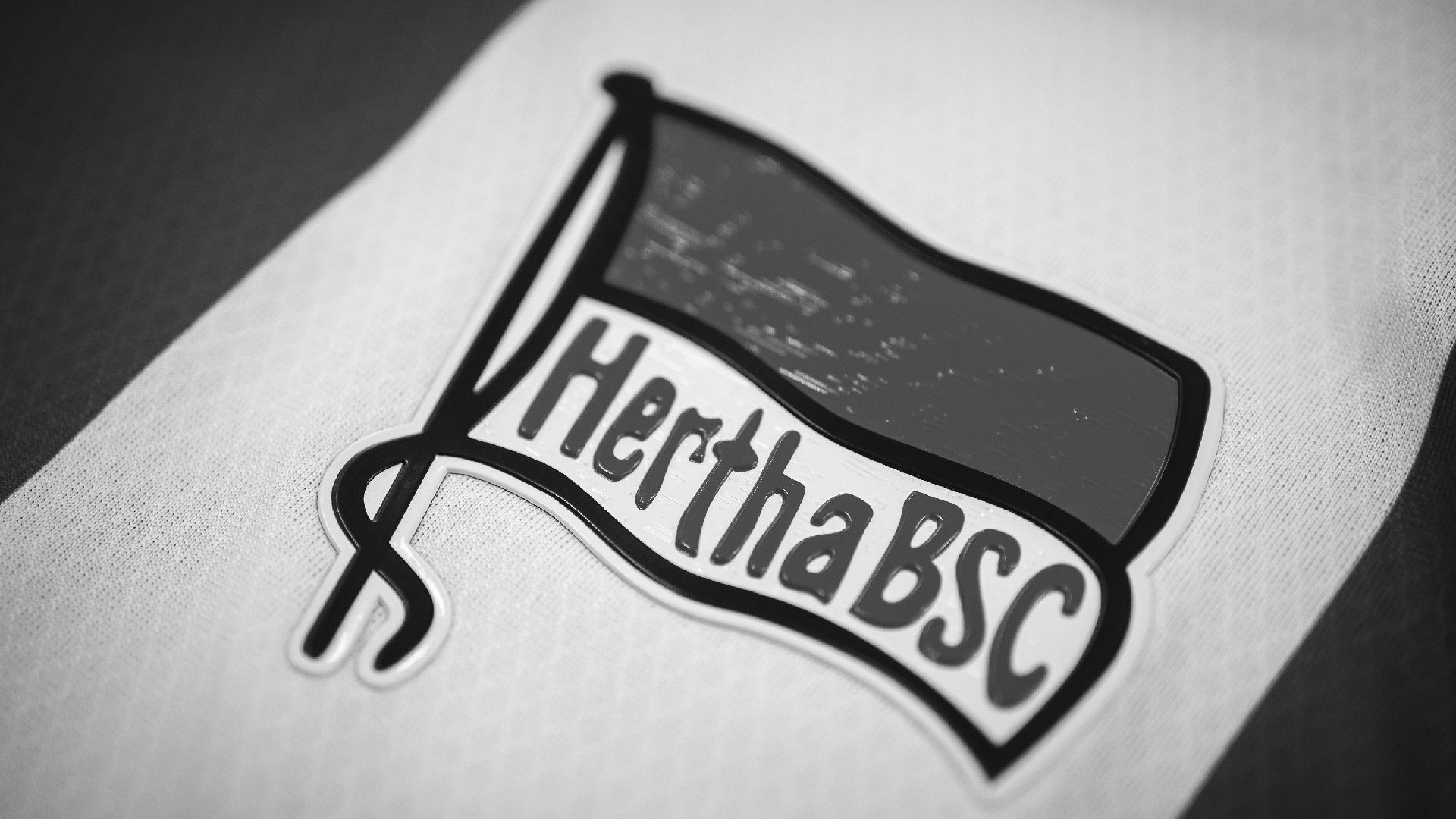 Die Hertha-Fahne auf dem Heimtrikot in Schwarz-Weiß.