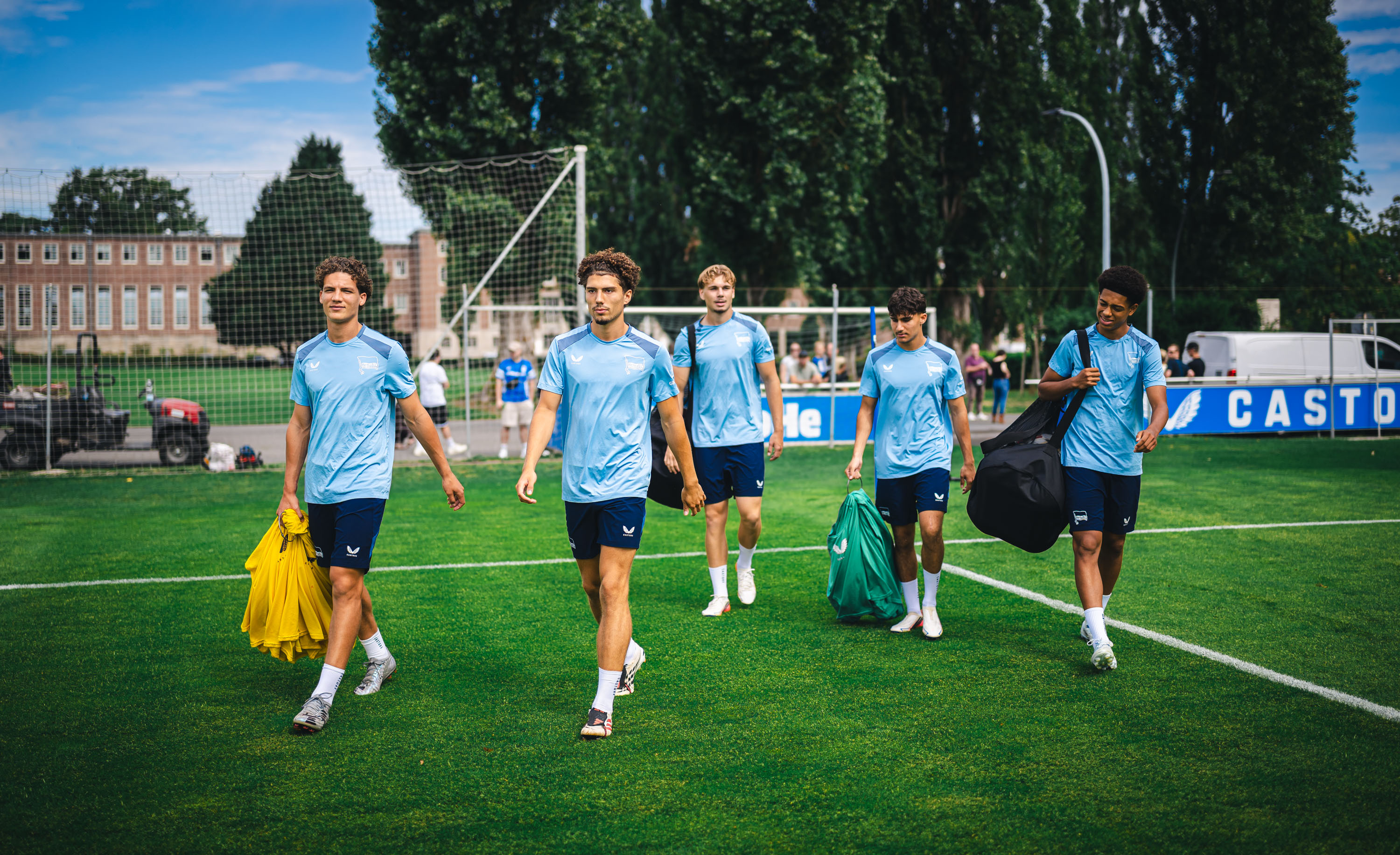 Unsere Youngster laufen auf den Trainingsplatz.