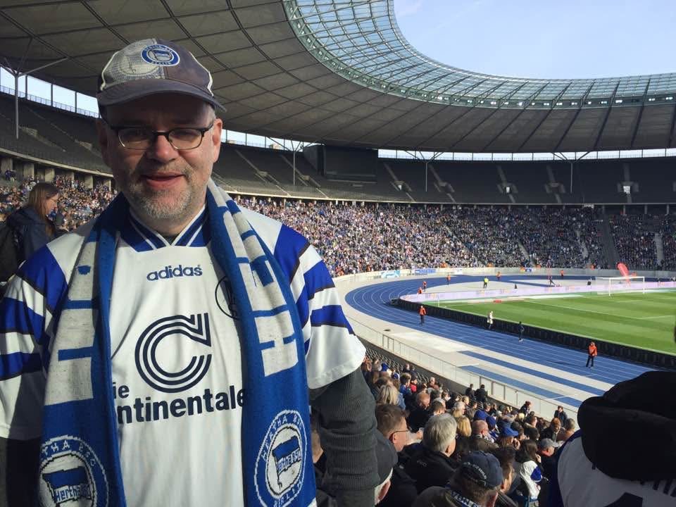 Stefan Mangott steht im Olympiastadion.