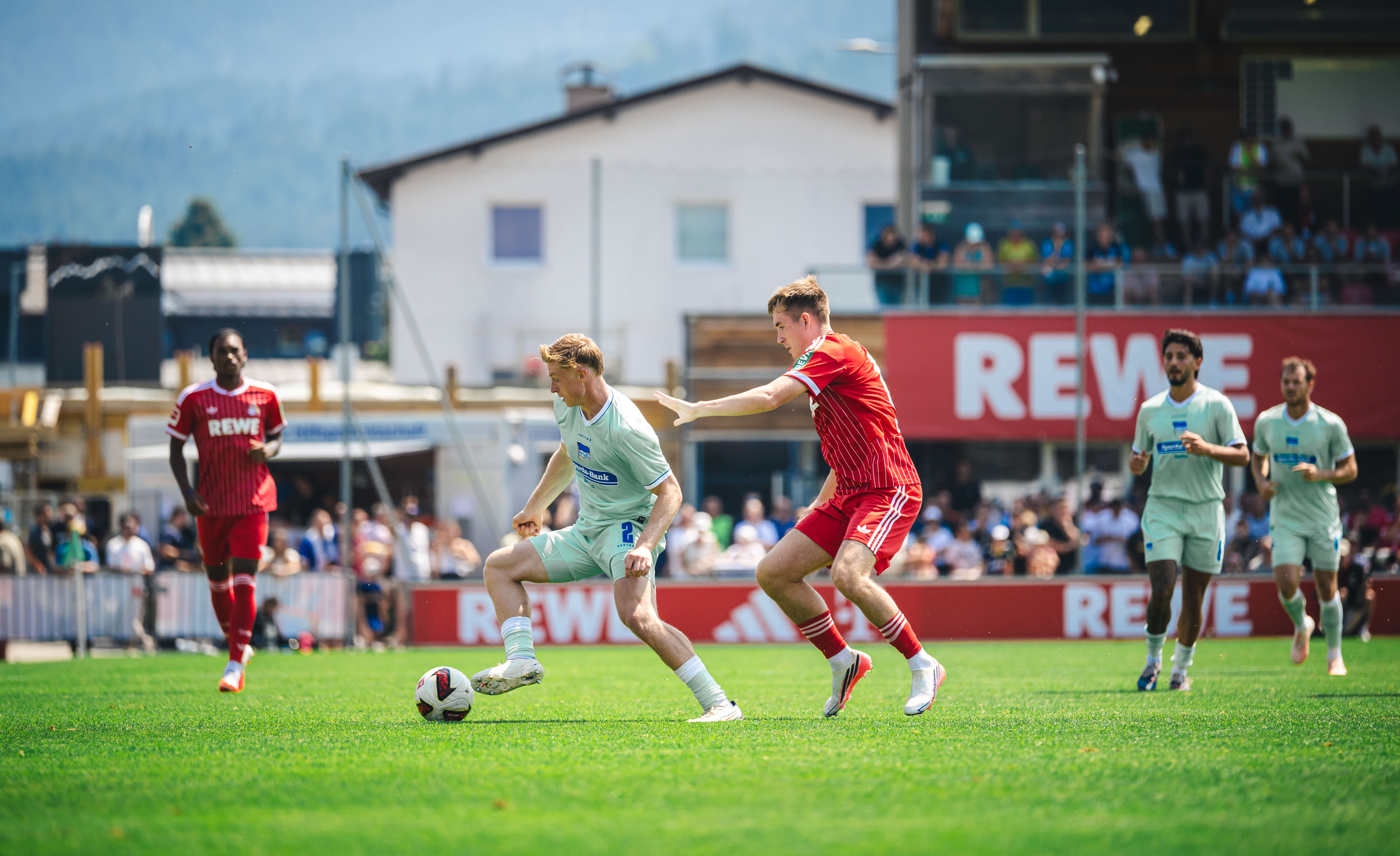 Julian Eitschberger im Zweikampf mit Kölner Gegenspielern.