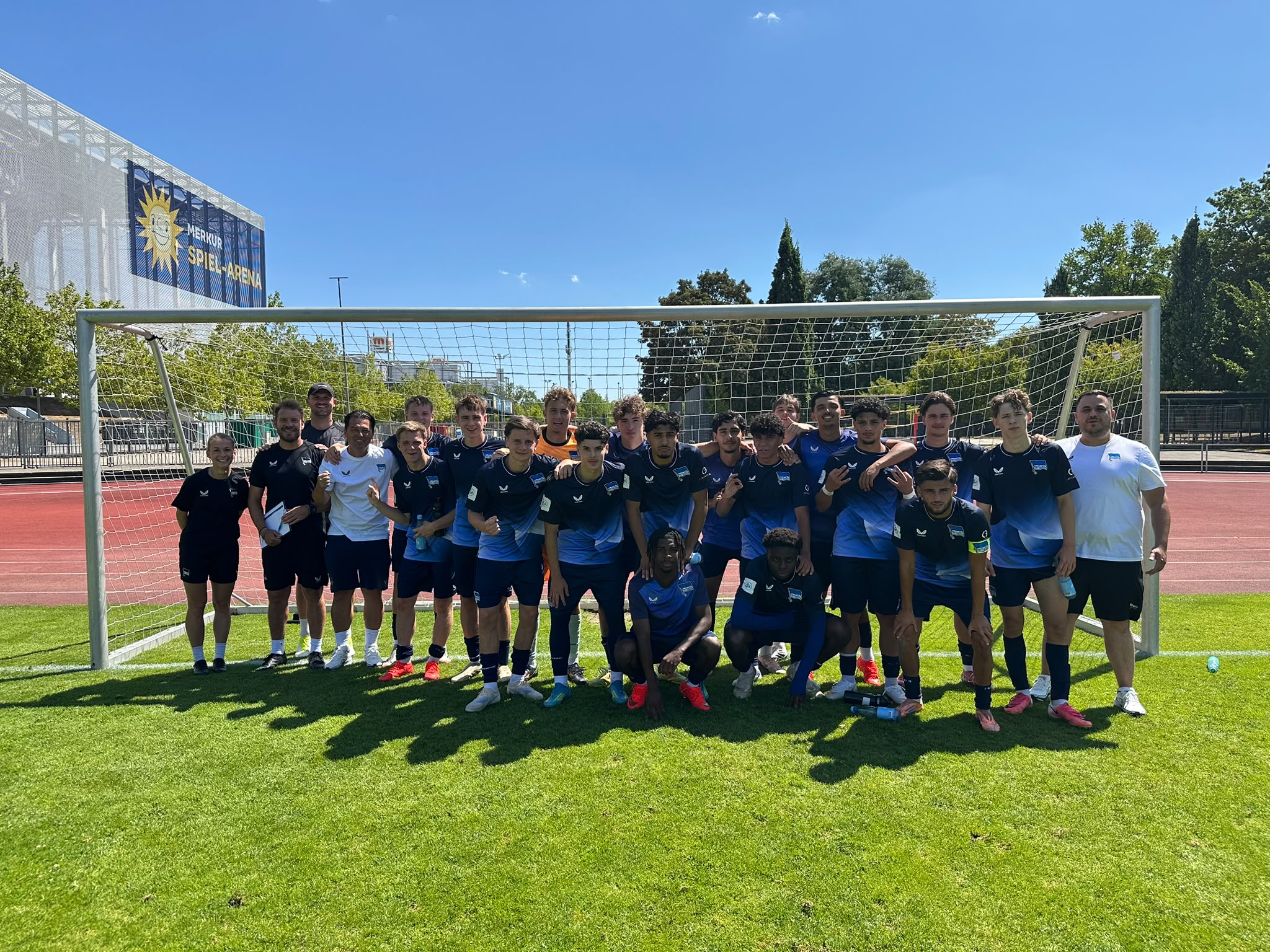 Unsere U19 nach dem DFB-Pokalsieg in Unterrath.