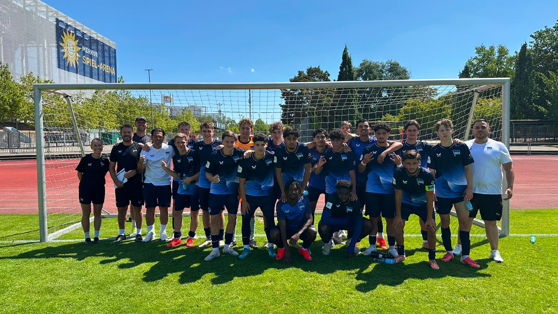 Unsere U19 nach dem DFB-Pokalsieg in Unterrath.