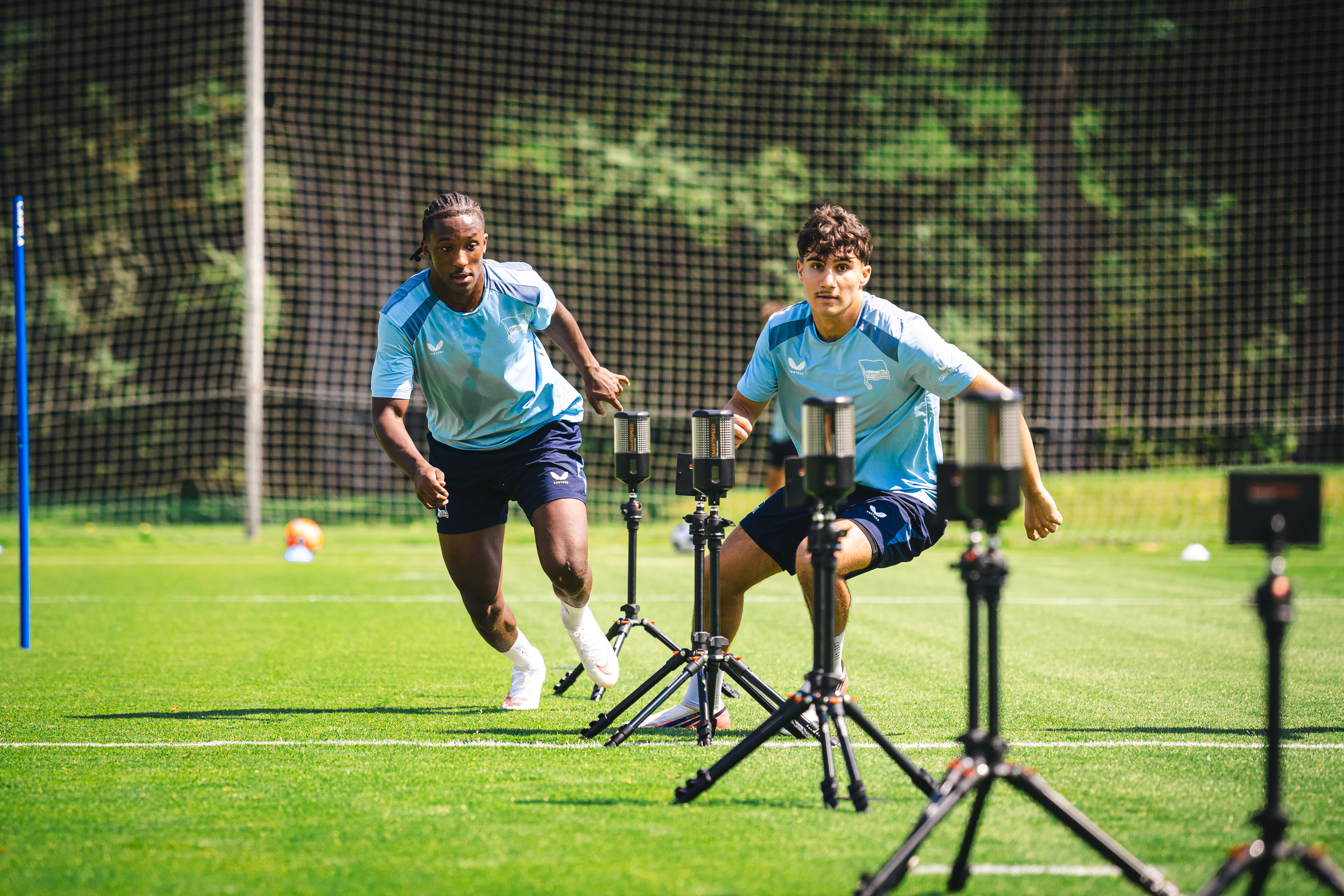 Jelani Ndi und Kian Todorović sprinten.