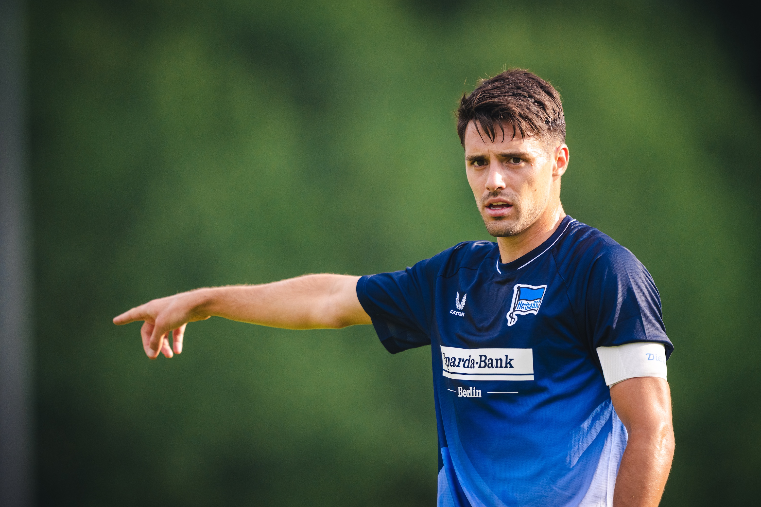 Josip Brekalo mit der Kapitänsbinde am Arm.