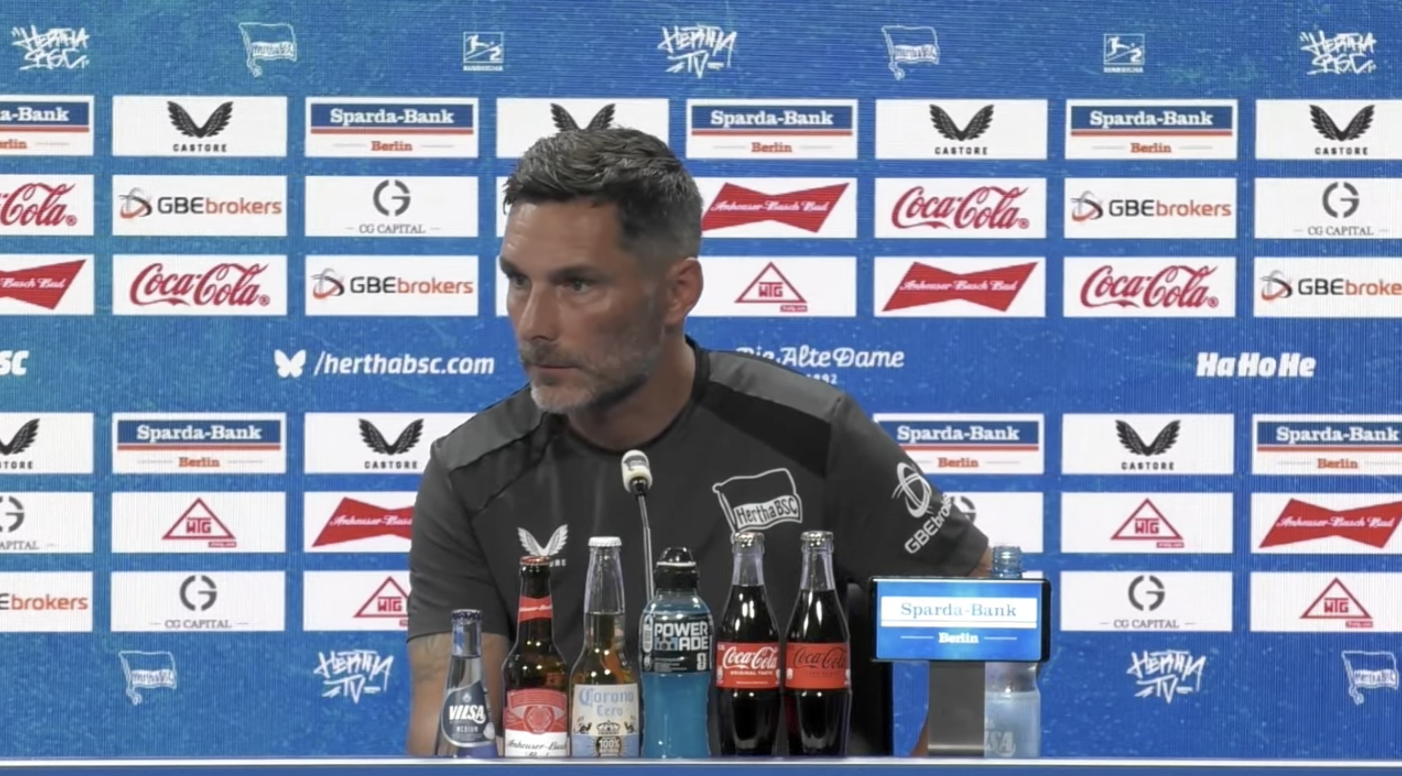 Stefan Leitl auf der Pressekonferenz vor Bochum.