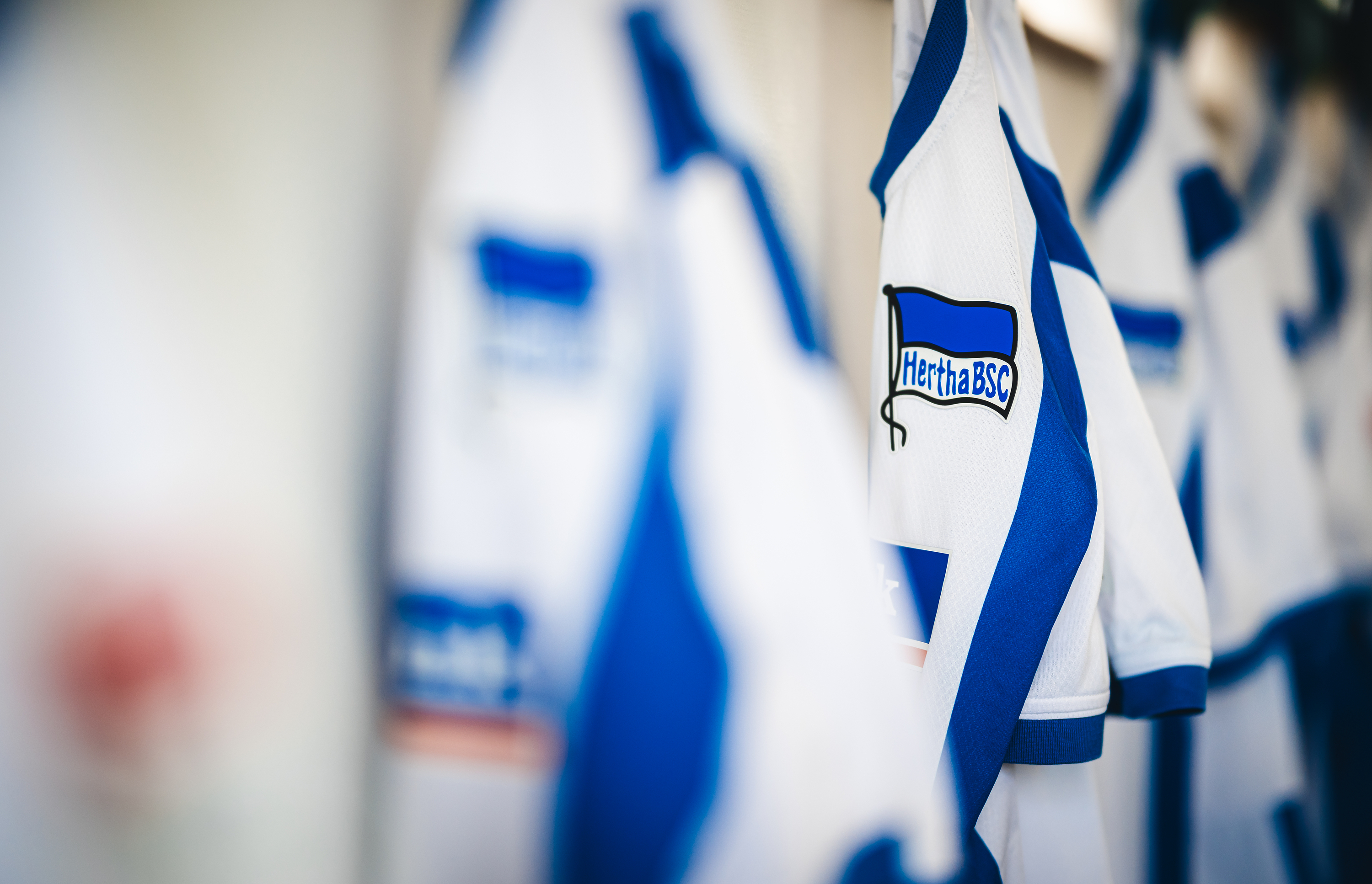 Hertha-Trikots in einer Kabine.