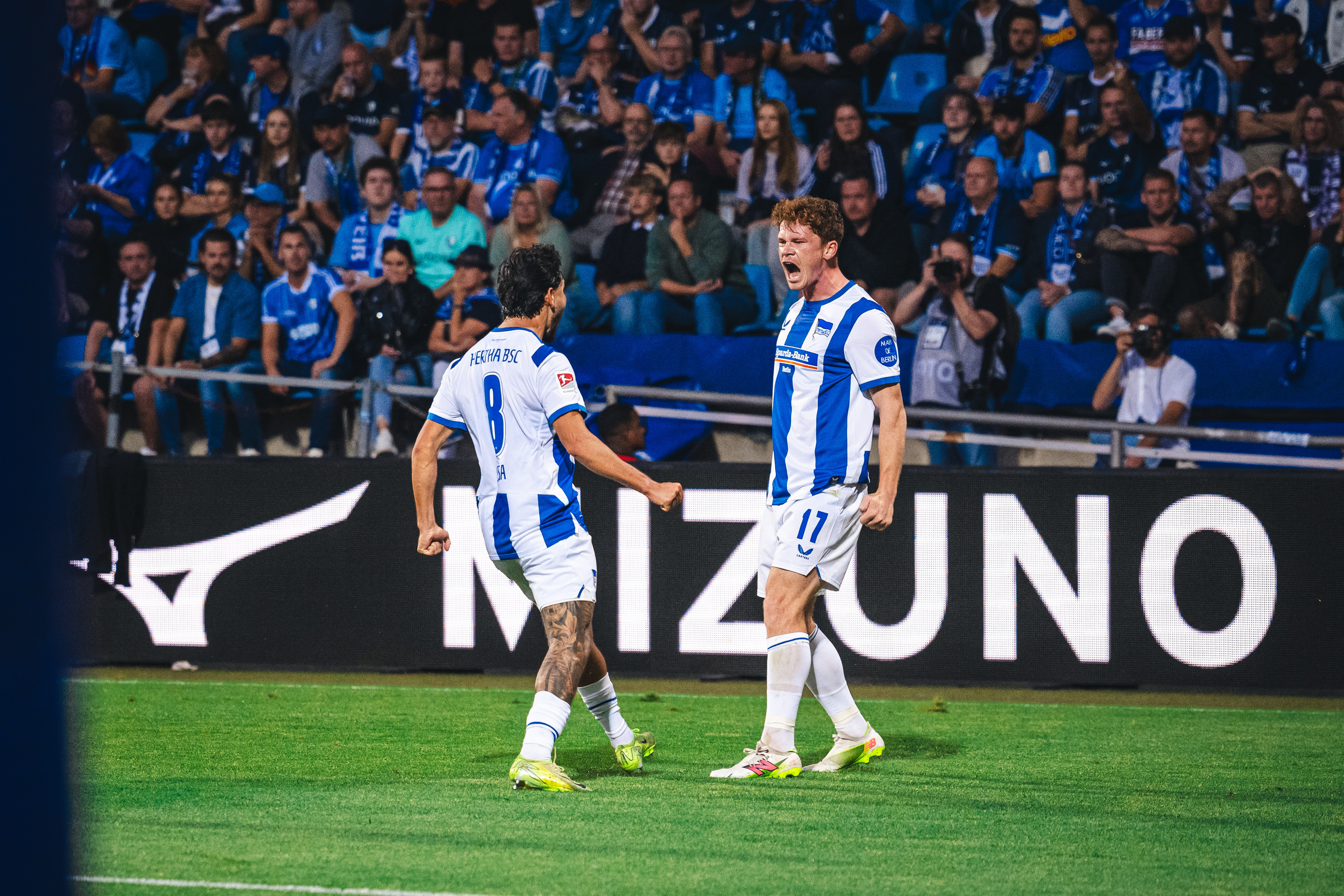Sebastian Grønning und Kevin Sessa jubeln in Bochum.