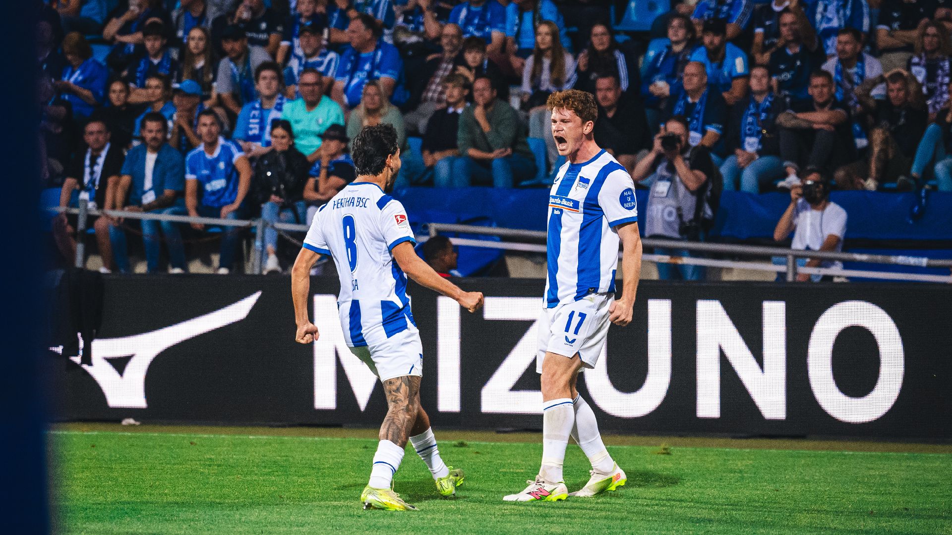 Sebastian Grønning und Kevin Sessa jubeln in Bochum.