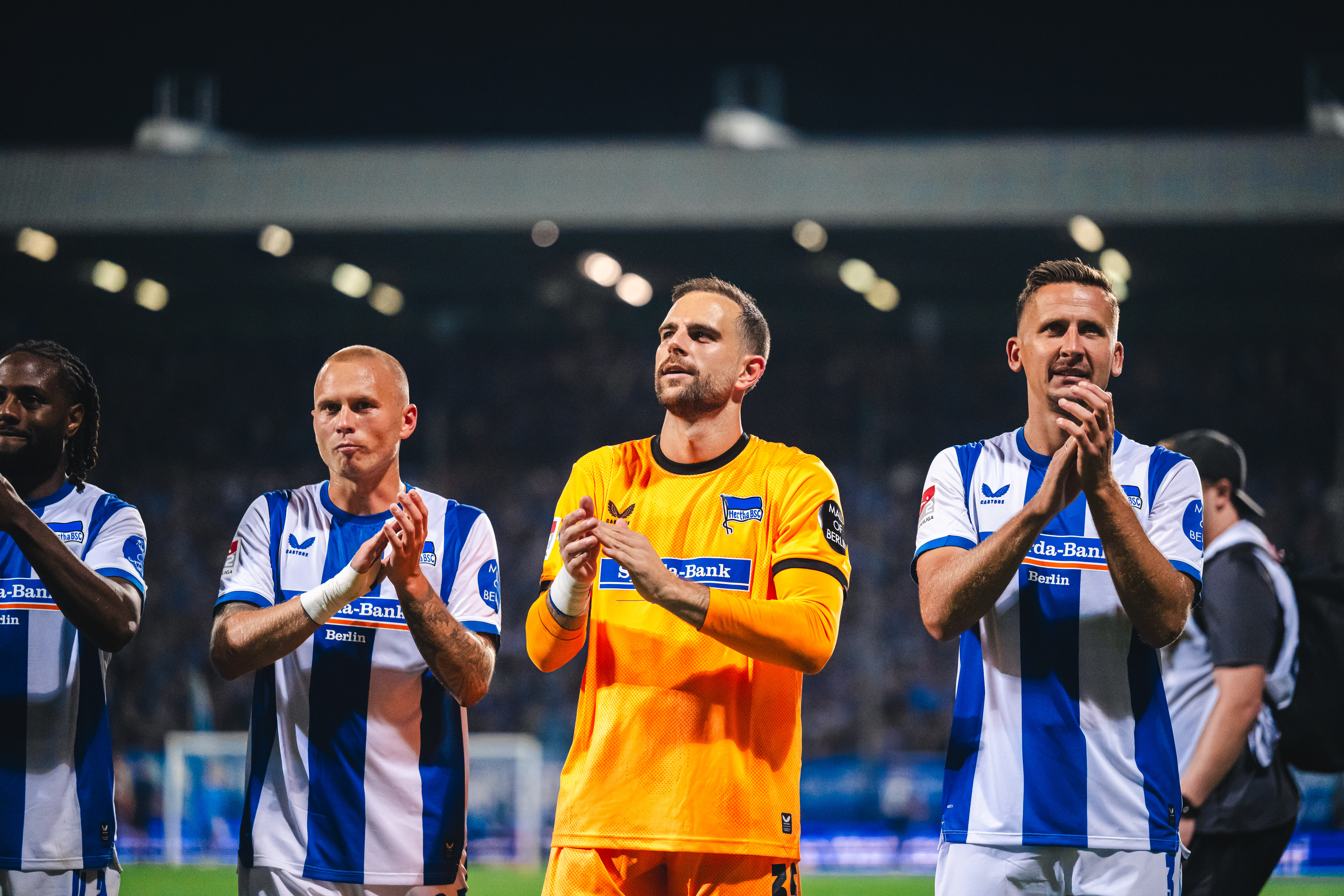 Unsere Herthaner applaudieren den Fans in Bochum.