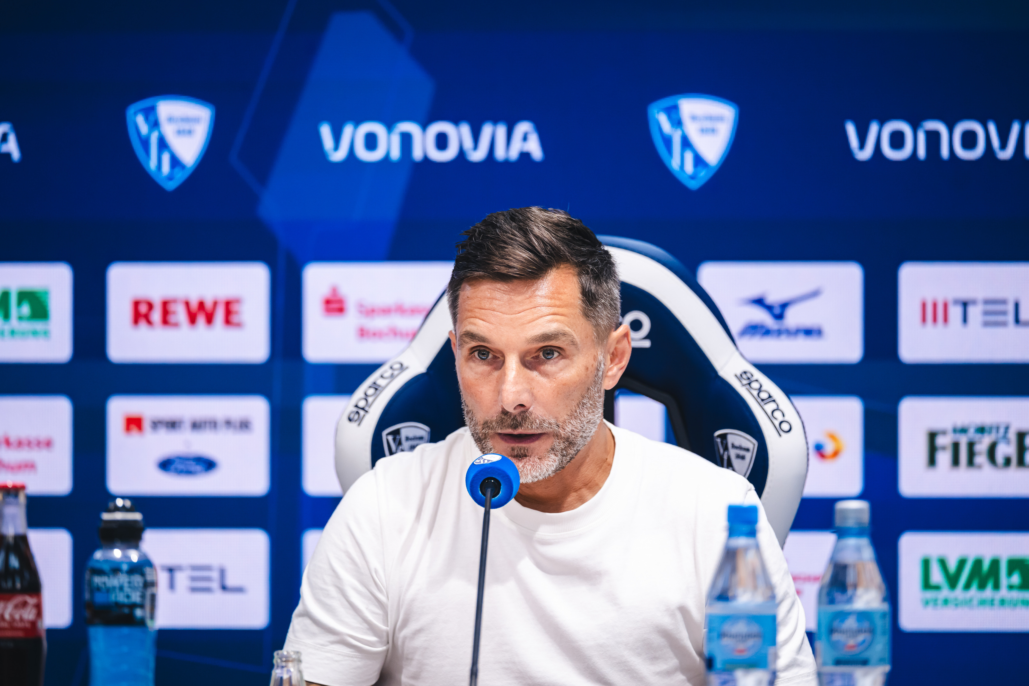 Stefan Leitl auf der Pressekonferenz in Bochum.