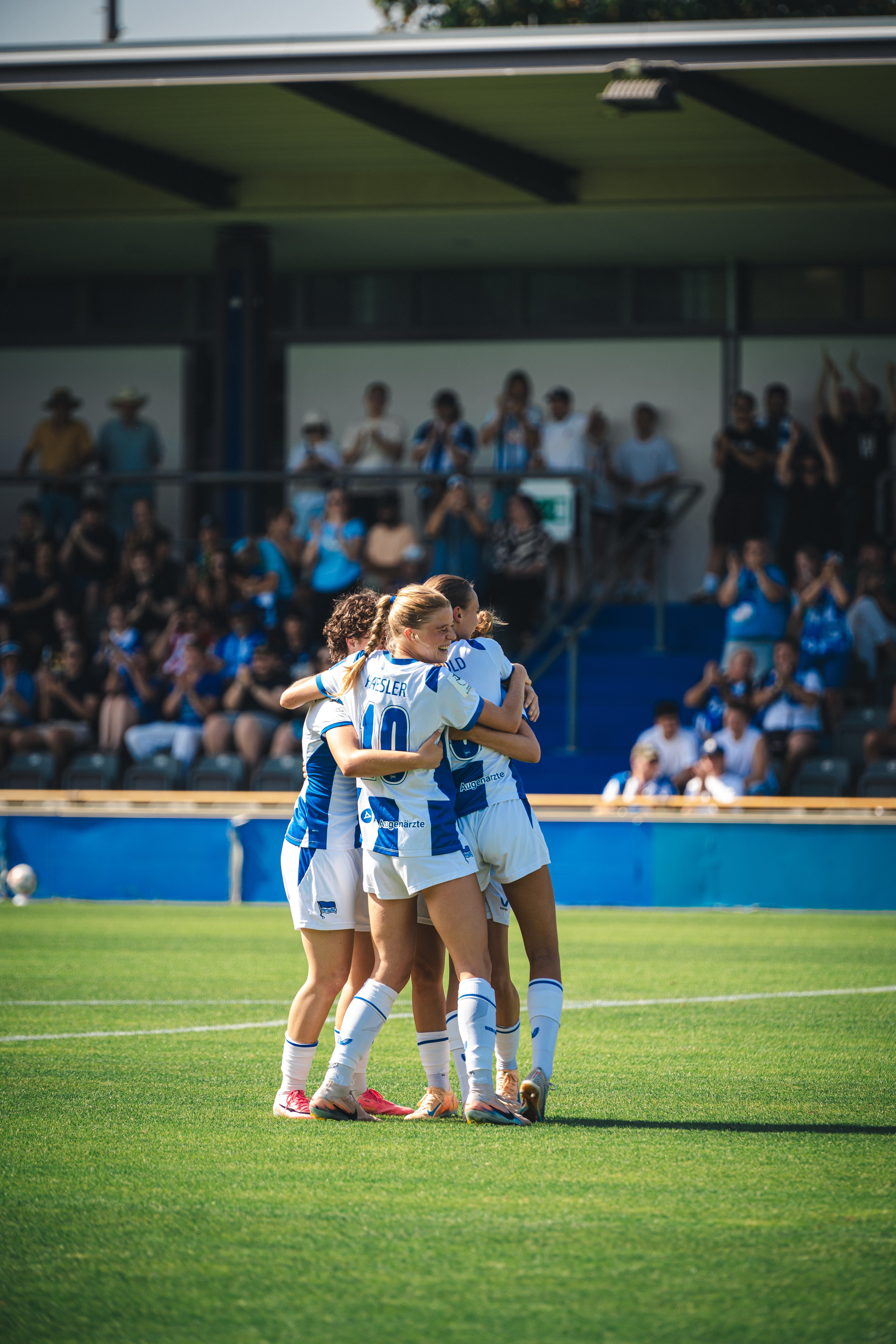 Unsere 1. Frauen bejubeln ein Tor gegen Köln II.