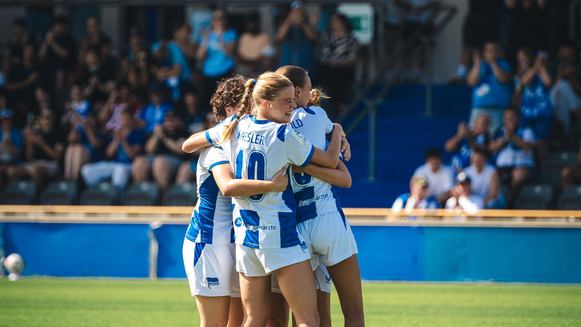 Unsere 1. Frauen bejubeln ein Tor gegen Köln II.